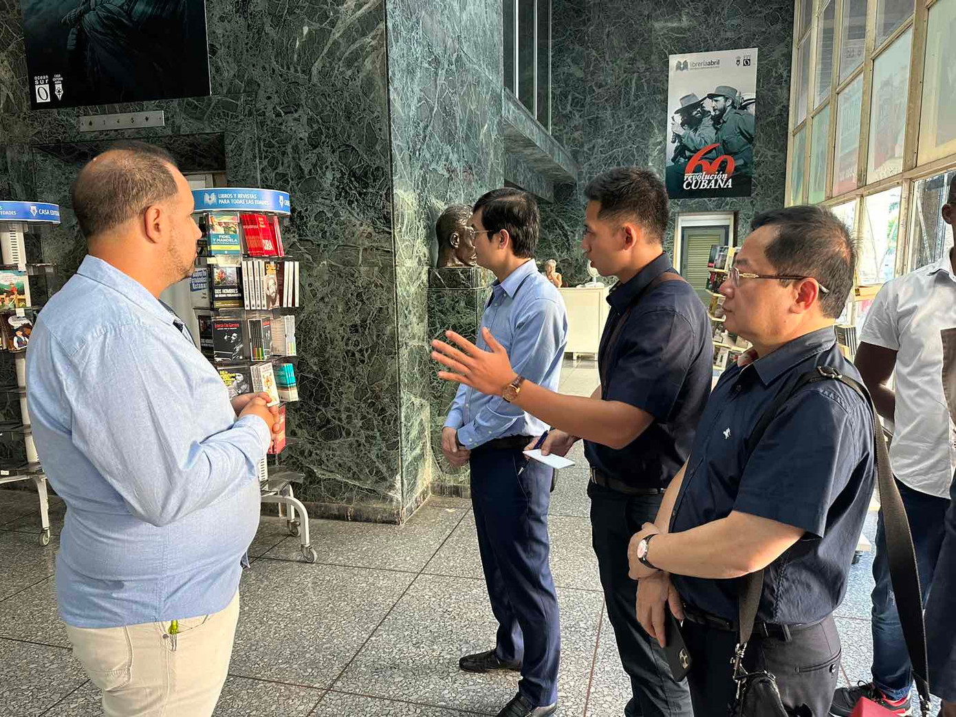 Đoàn công tác của T.Ư Đoàn tham quan Nhà xuất bản Tháng Tư và báo Thanh niên quật khởi tại Trụ sở Nhà xuất bản Tháng Tư. Đoàn công tác của T.Ư Đoàn tham quan Nhà xuất bản Tháng Tư và báo Thanh niên quật khởi tại Trụ sở Nhà xuất bản Tháng Tư.