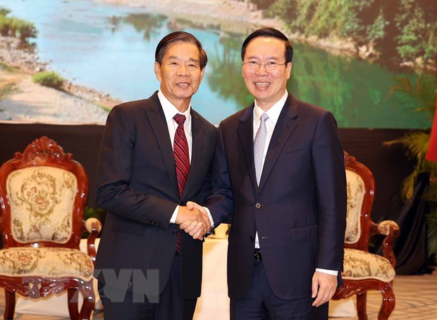 Chủ tịch nước Võ Văn Thưởng tiếp Chủ tịch Trung ương Mặt trận Lào Xây dựng Đất nước Sinlavong Khoutphaythoune. Chủ tịch Trung ương Mặt trận Lào Xây dựng Đất nước nhấn mạnh sẽ tiếp tục phối hợp chặt chẽ với Trung ương Mặt trận Tổ quốc Việt Nam phát huy thành công của “Năm Đoàn kết Hữu nghị Việt Nam-Lào, Lào-Việt Nam 2022”; tuyên truyền cho nhân dân Lào, đặc biệt là thế hệ trẻ nhận thức rõ hơn về mối quan hệ đặc biệt Lào-Việt Nam; đồng thời phối hợp với cơ quan chức năng của Lào tiếp tục quan tâm, giúp đỡ và tạo điều kiện thuận lợi hơn nữa cho người Việt Nam làm ăn, sinh sống ở Lào. (Ảnh: TTXVN)