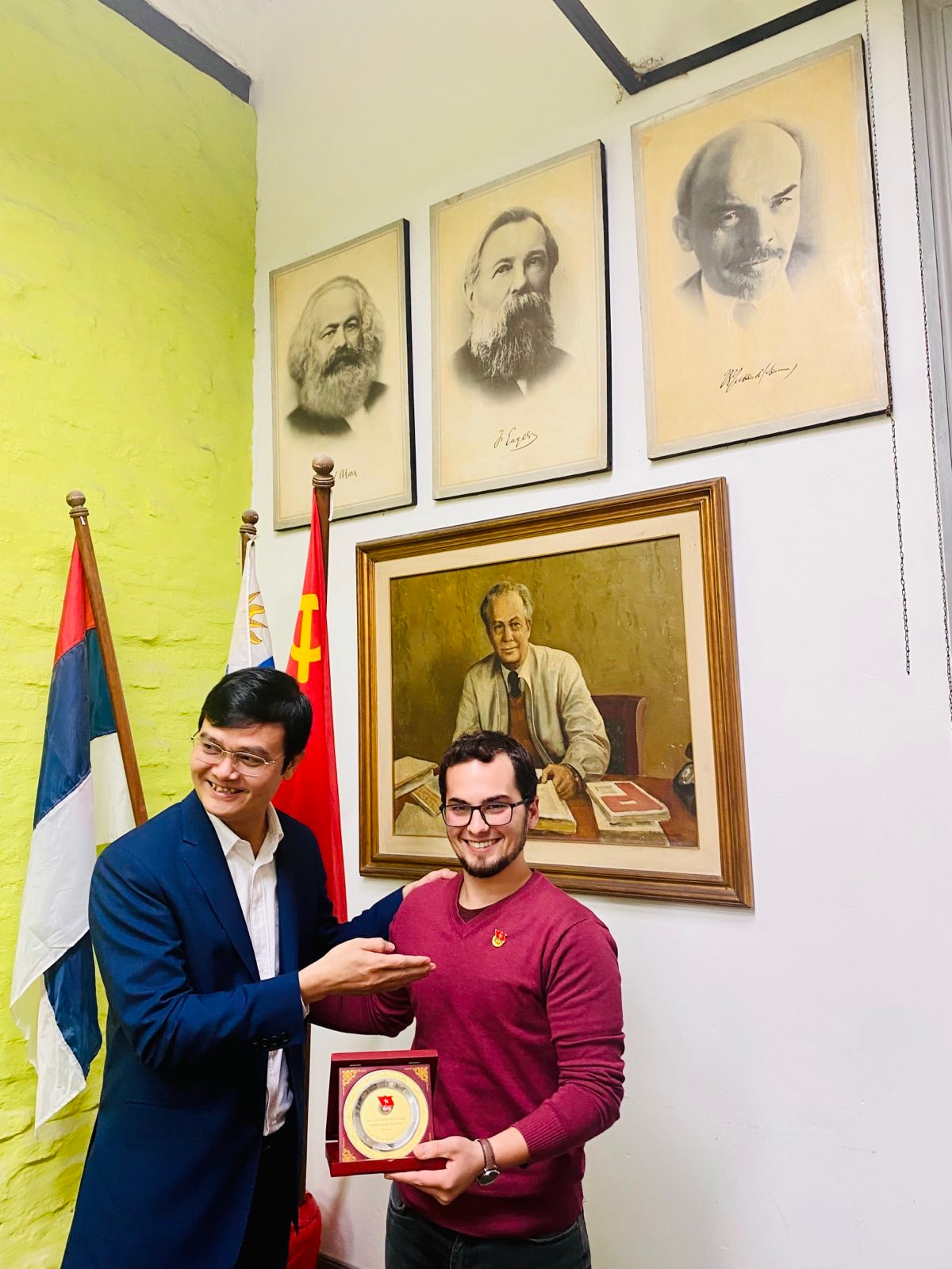 Bí thư thứ nhất T.Ư Đoàn Bùi Quang Huy gỡ Huy hiệu Đoàn đang đeo trên ngực, gắn tặng lại trong niềm vui của Bí thư thứ nhất T.Ư Đoàn TNCS Uruguay Claudio Akbeson.