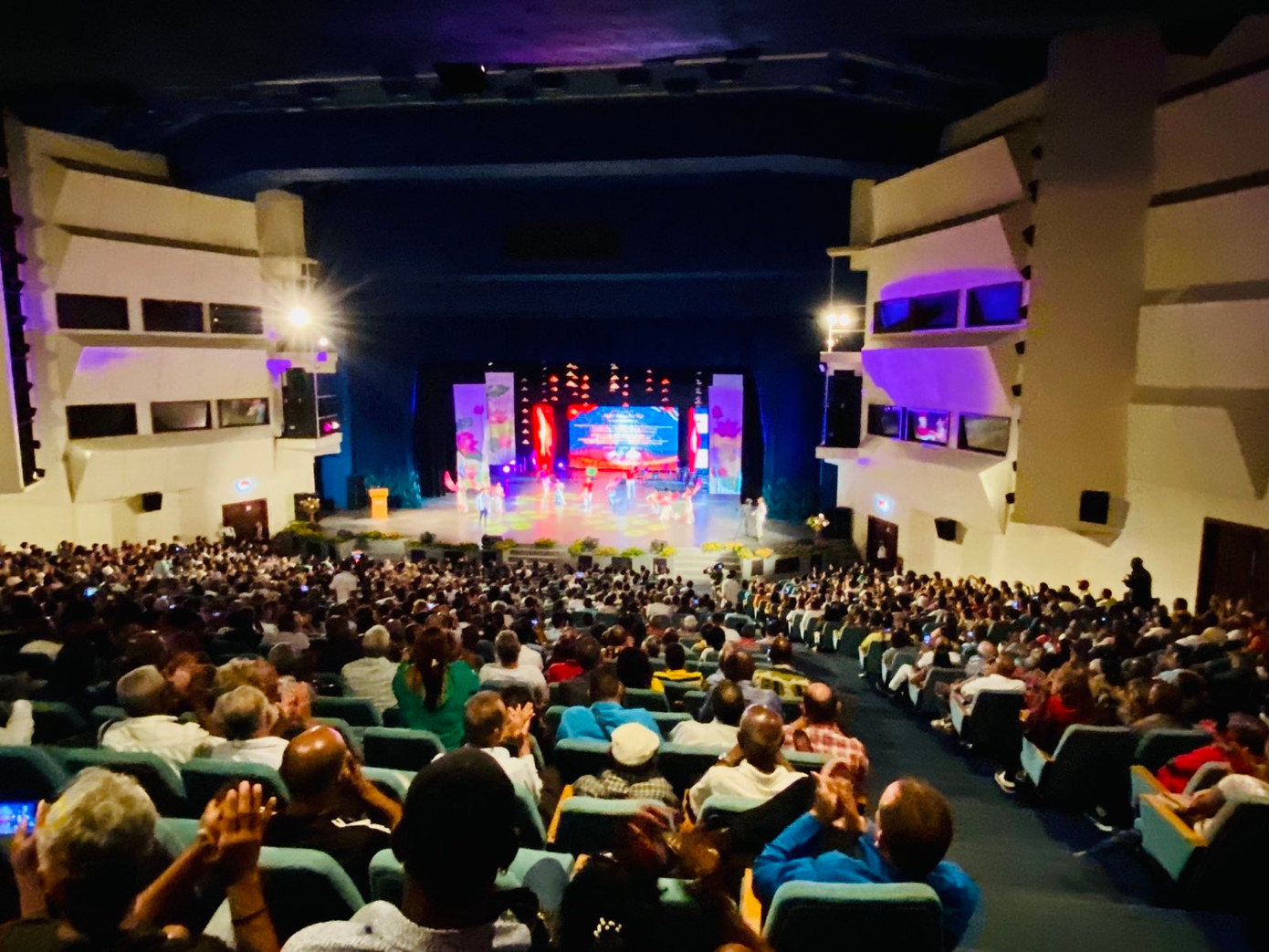 Nhà hát Heredia không còn một chỗ trống.