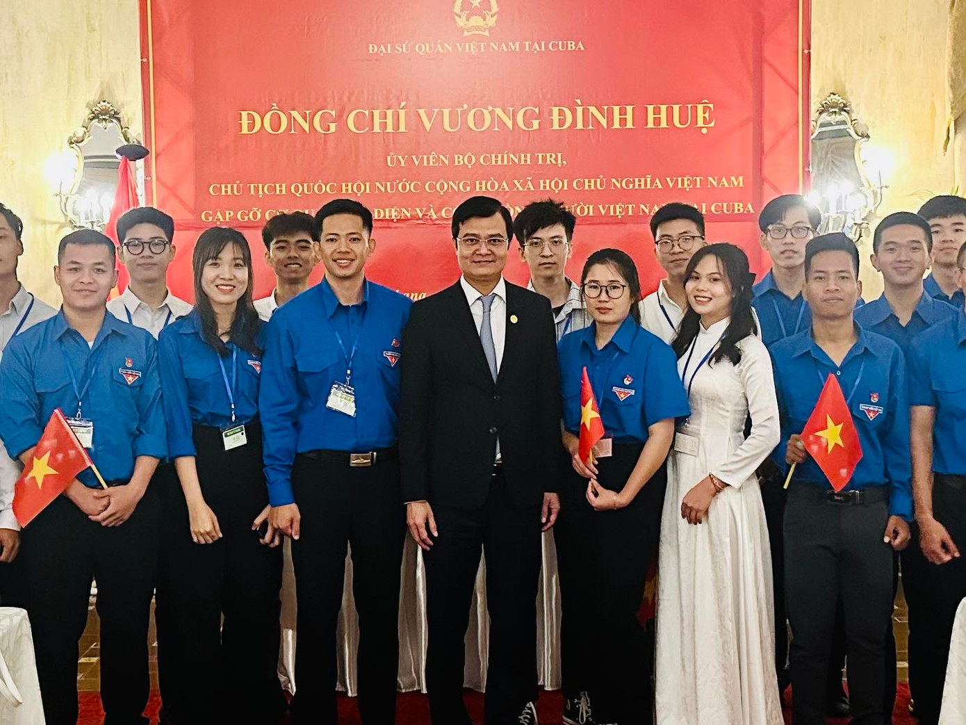 Đoàn viên, thanh niên, sinh viên Việt Nam học tập tại Cuba tới phục vụ chuyến thăm chụp ảnh cùng Bí thư thứ nhất T.Ư Đoàn Bùi Quang Huy. (Ảnh: Trần Hoài Minh)