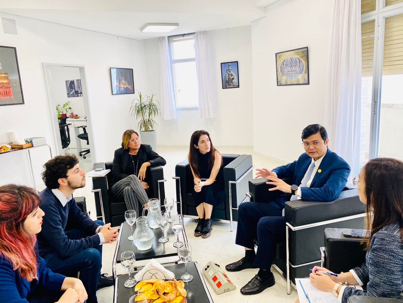 Đoàn Đoàn đại biểu T.Ư Đoàn TNCS Hồ Chí Minh làm việc với tổ chức thanh niên La Campora. Đoàn Đoàn đại biểu T.Ư Đoàn TNCS Hồ Chí Minh làm việc với tổ chức thanh niên La Campora.