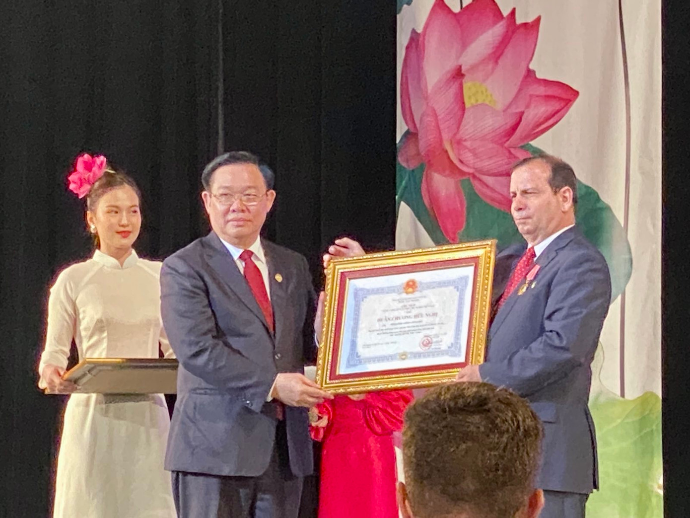 Chủ tịch Quốc hội Vương Đình Huệ trao Huân chương Hữu nghị tặng Viện Cuba Hữu nghị với các dân tộc và hai cá nhân có thành tích xuất sắc của Viện Cuba Hữu nghị với các dân tộc và Hội hữu nghị Cuba-Việt Nam.