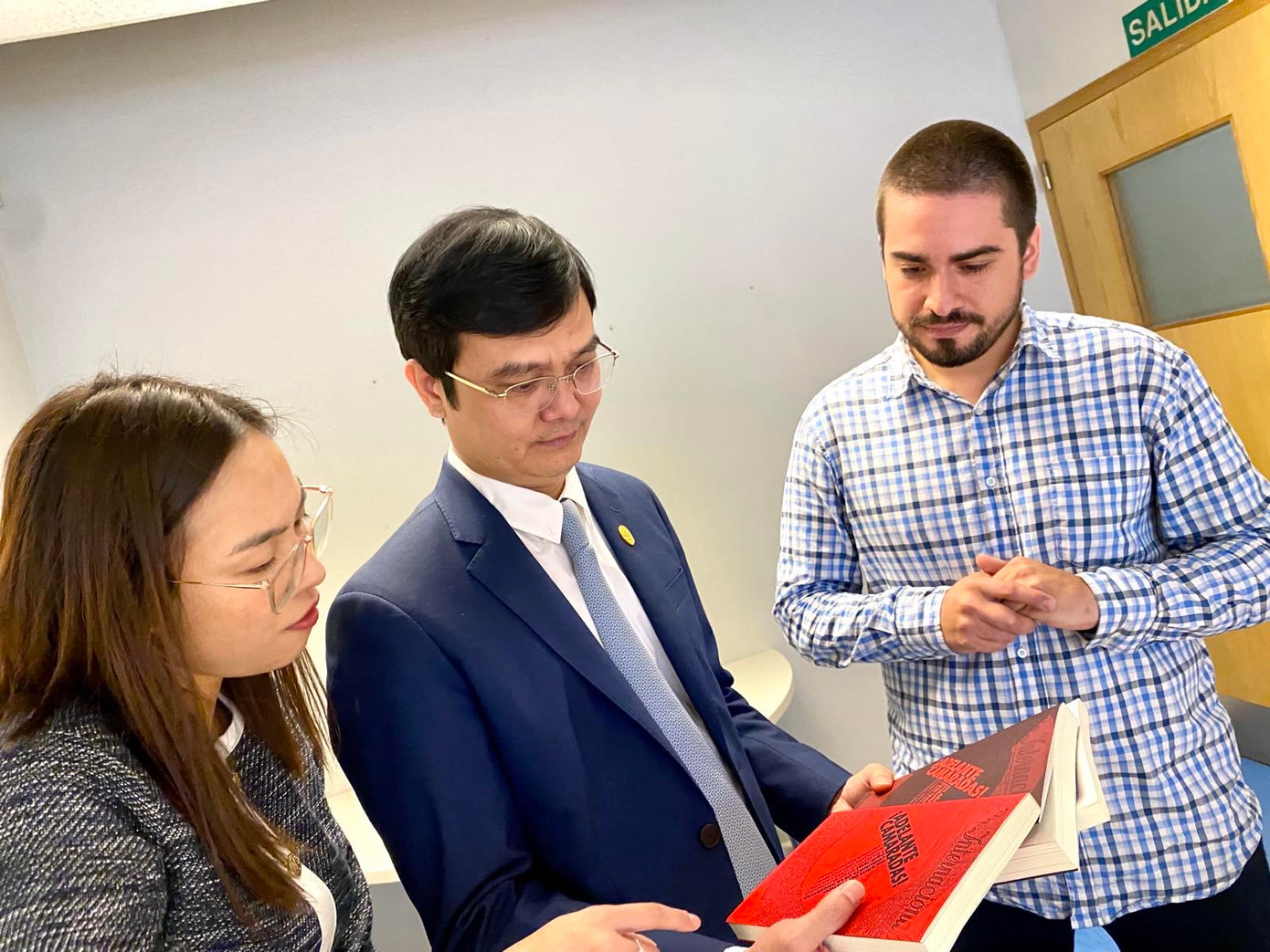 Bí thư thứ nhất T.Ư Đoàn TNCS Argentina Mauro Haddad tặng sách Bí thư thứ nhất T.Ư Đoàn TNCS Hồ Chí Minh Bùi Quang Huy. Bí thư thứ nhất T.Ư Đoàn TNCS Argentina Mauro Haddad tặng sách Bí thư thứ nhất T.Ư Đoàn TNCS Hồ Chí Minh Bùi Quang Huy.