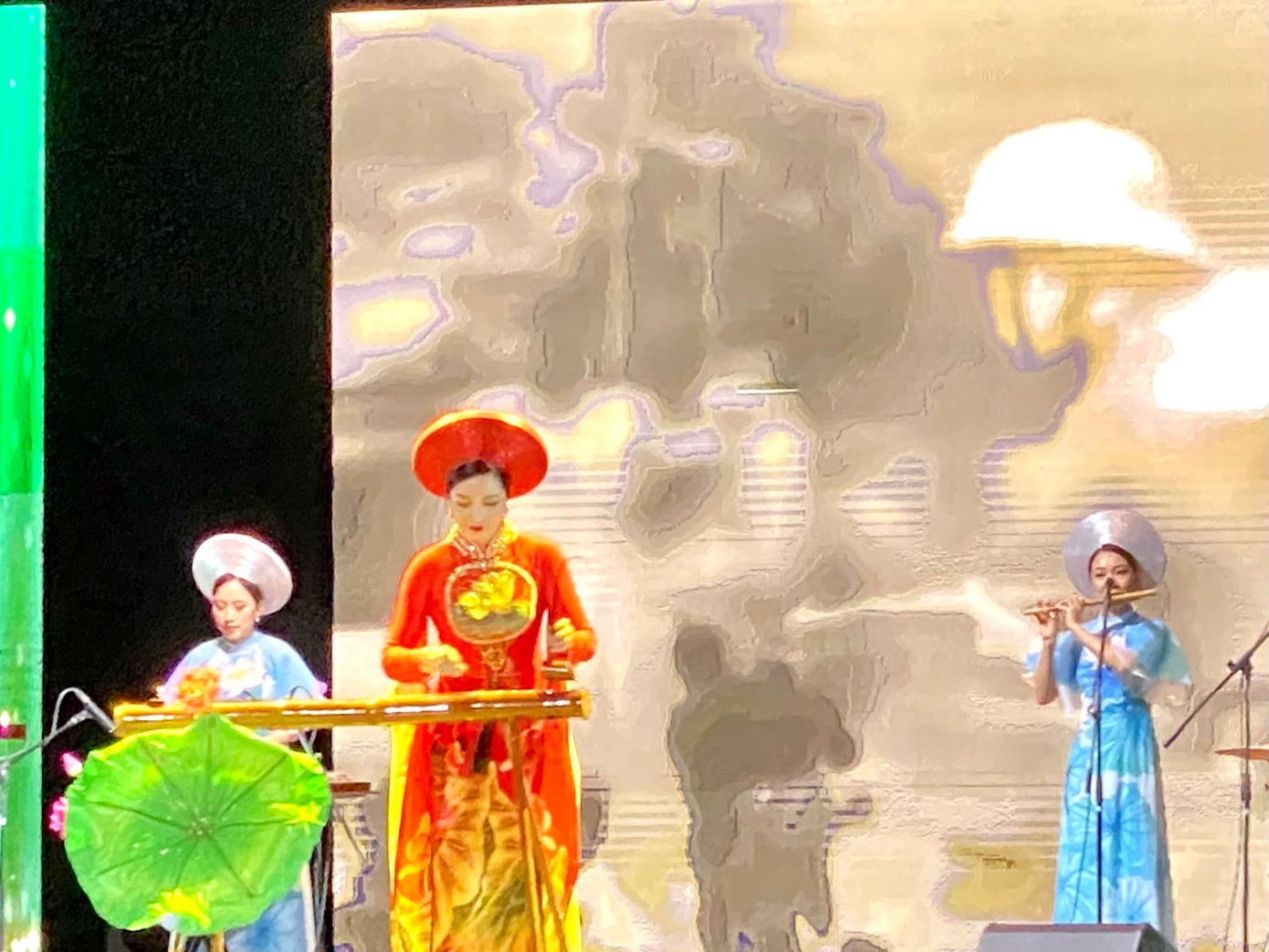 Các tiết mục độc tấu đàn bầu, nhị và các bài hát âm hưởng dân ca được khán giả yêu thích.