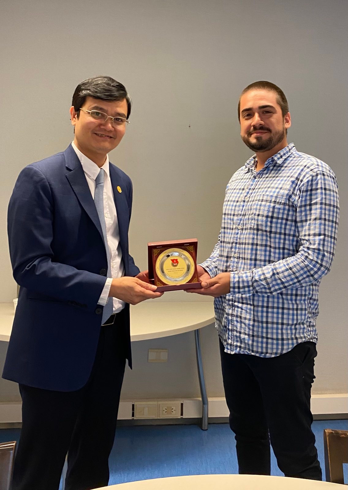 Bí thư thứ nhất T.Ư Đoàn TNCS Hồ Chí Minh Bùi Quang Huy tặng Bí thư thứ nhất T.Ư Đoàn TNCS Argentina Mauro Haddad biểu trưng của Đoàn TNCS Hồ Chí Minh. Bí thư thứ nhất T.Ư Đoàn TNCS Hồ Chí Minh Bùi Quang Huy tặng Bí thư thứ nhất T.Ư Đoàn TNCS Argentina Mauro Haddad biểu trưng của Đoàn TNCS Hồ Chí Minh.