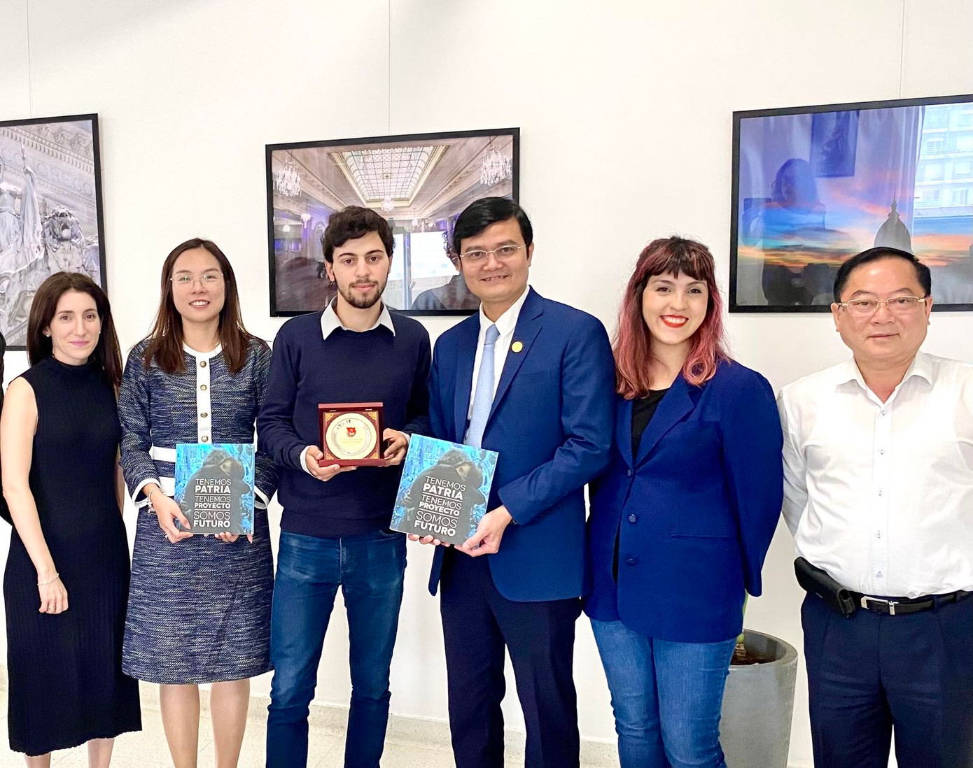 Đoàn đại biểu T.Ư Đoàn TNCS Hồ Chí Minh và tổ chức thanh niên La Campora trao đổi những món quà tinh thần có ý nghĩa. Đoàn đại biểu T.Ư Đoàn TNCS Hồ Chí Minh và tổ chức thanh niên La Campora trao đổi những món quà tinh thần có ý nghĩa.