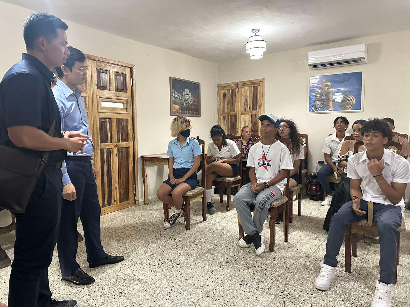 Đoàn công tác của T.Ư Đoàn trò chuyện với các đoàn viên ưu tú Khu đô thị La Lisa. Đoàn công tác của T.Ư Đoàn trò chuyện với các đoàn viên ưu tú Khu đô thị La Lisa.