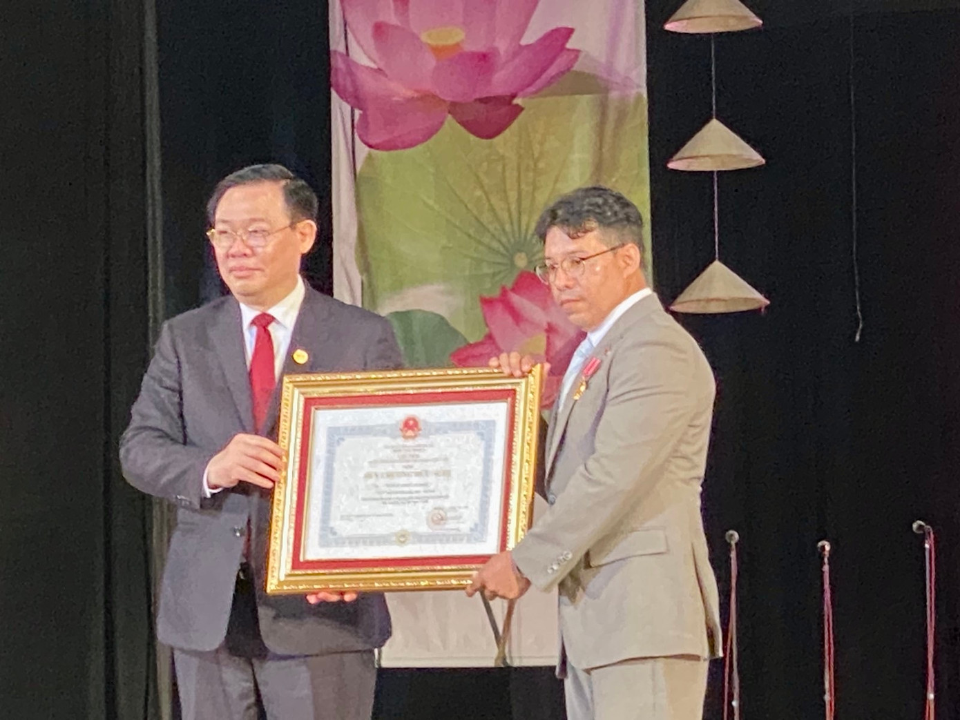 Chủ tịch Quốc hội Vương Đình Huệ trao Huân chương Hữu nghị tặng Viện Cuba Hữu nghị với các dân tộc và hai cá nhân có thành tích xuất sắc của Viện Cuba Hữu nghị với các dân tộc và Hội hữu nghị Cuba-Việt Nam.