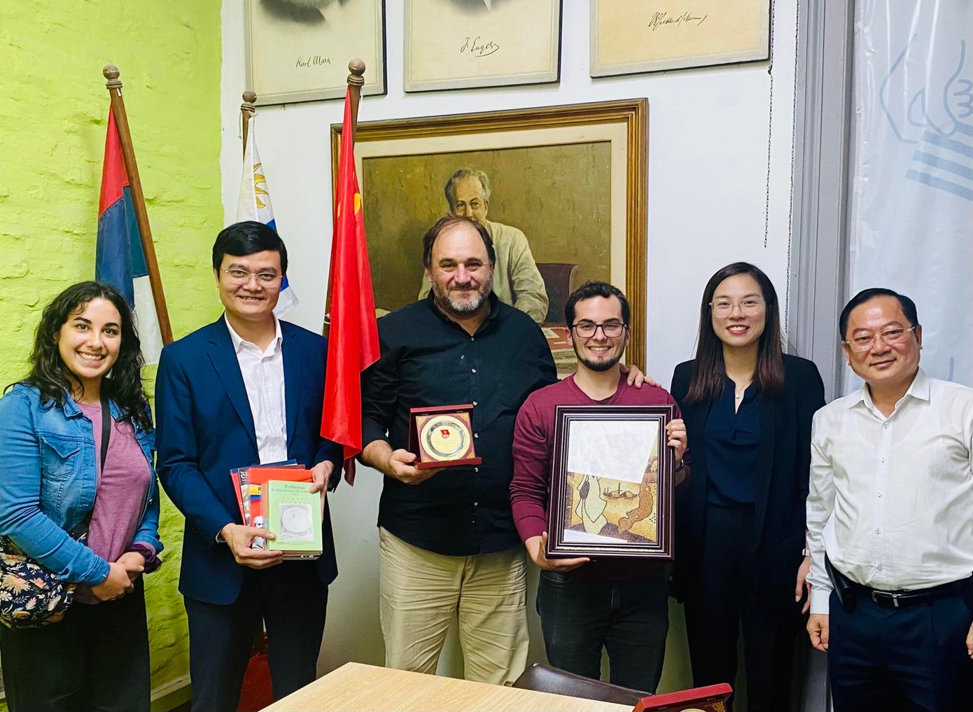 Đoàn đại biểu cấp cao T.Ư Đoàn TNCS Hồ Chí Minh và Đoàn đại biểu T.Ư Đoàn TNCS Uruguay chụp hình lưu niệm.