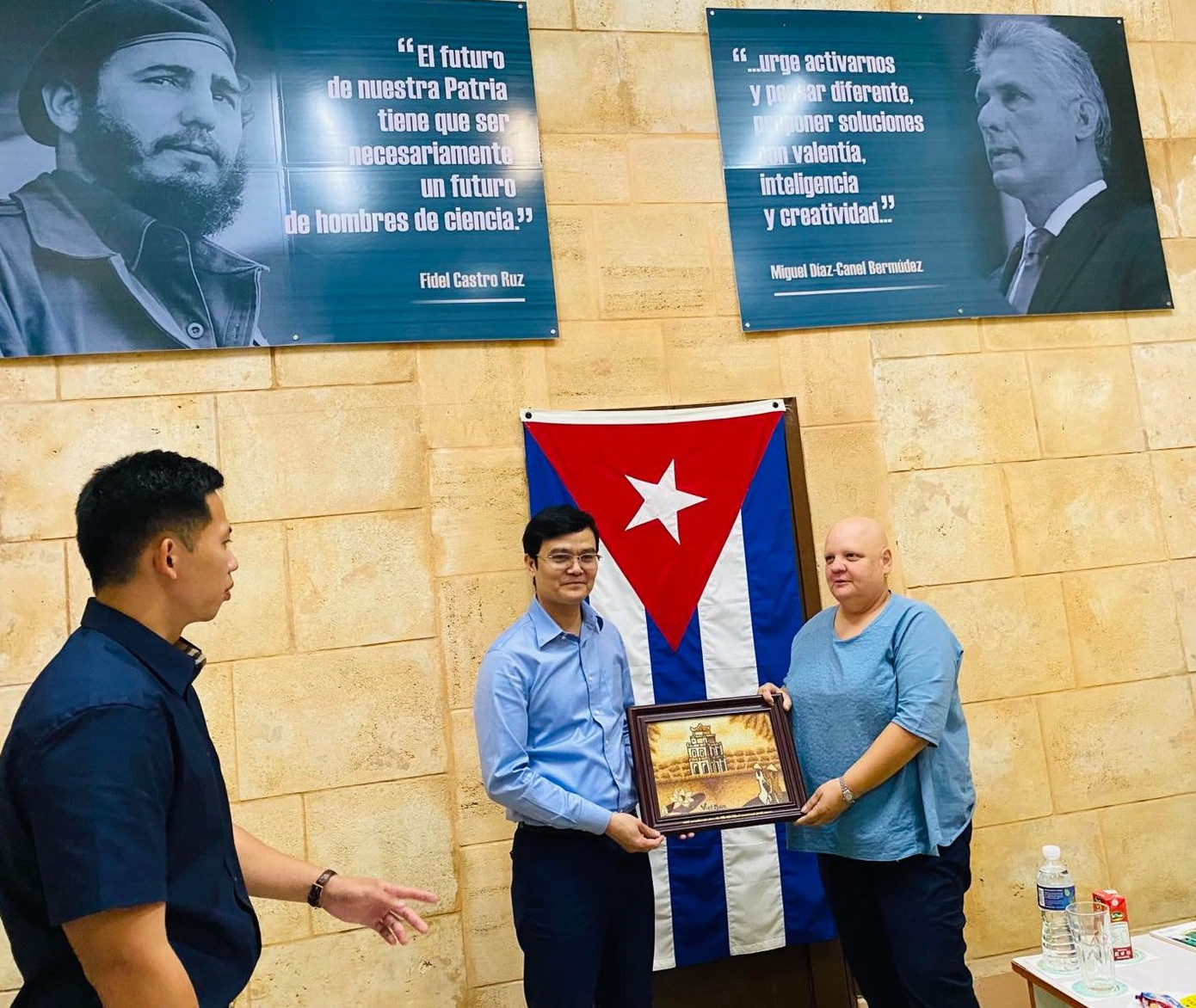 Bí thư thứ nhất T.Ư Bùi Quang Huy trao quà lưu niệm tặng lãnh đạo Viện Nghiên cứu Thanh niên. Bí thư thứ nhất T.Ư Bùi Quang Huy trao quà lưu niệm tặng lãnh đạo Viện Nghiên cứu Thanh niên.