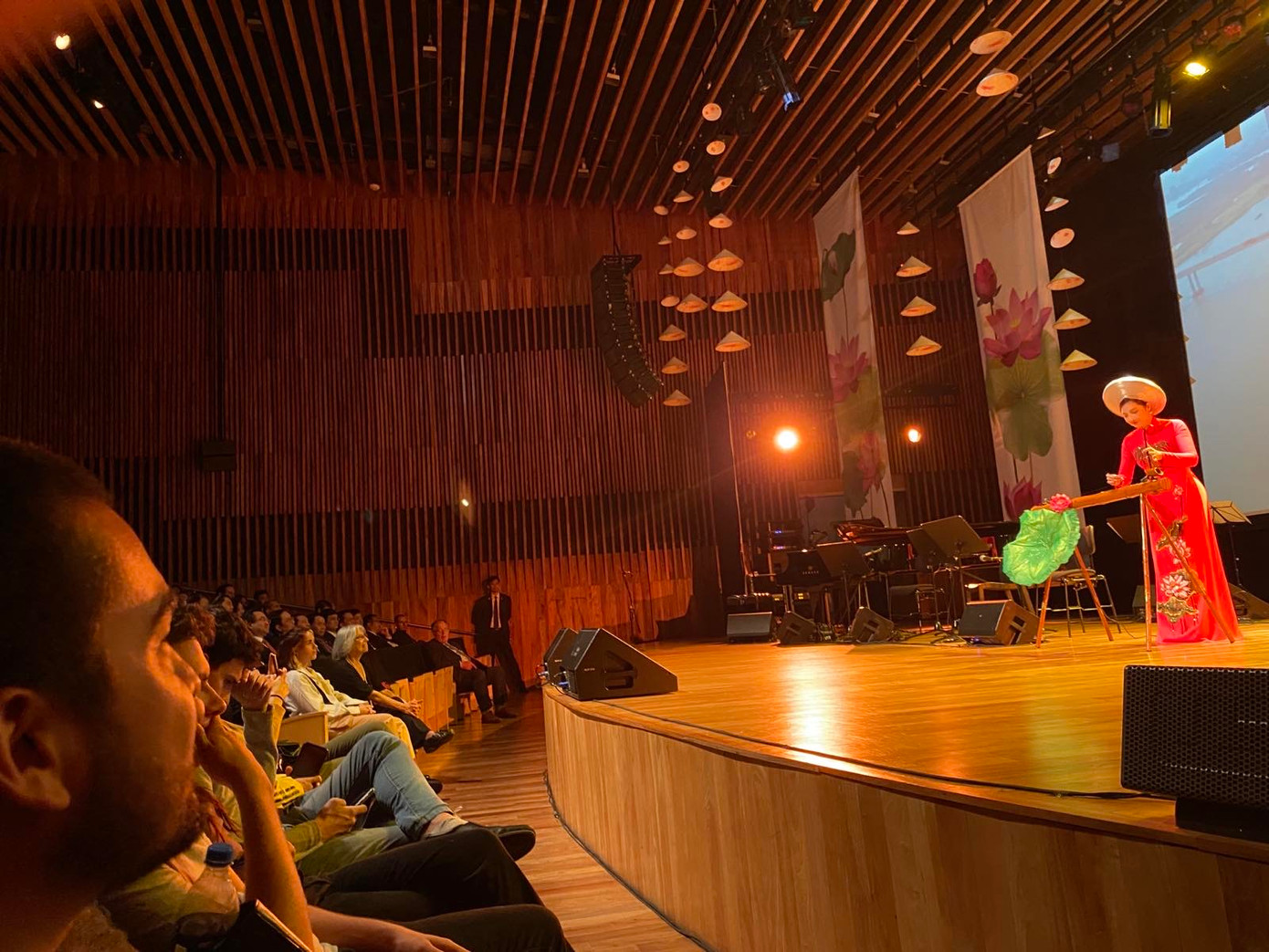 Khán giả Argentina mê đắm những tiết mục truyền thống của Việt Nam.