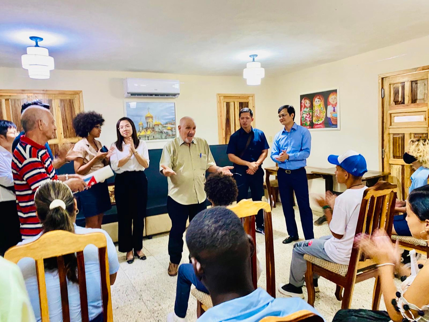 Ông Jose Alberty nói chuyện với các bạn trẻ Cuba. Ông Jose Alberty nói chuyện với các bạn trẻ Cuba.