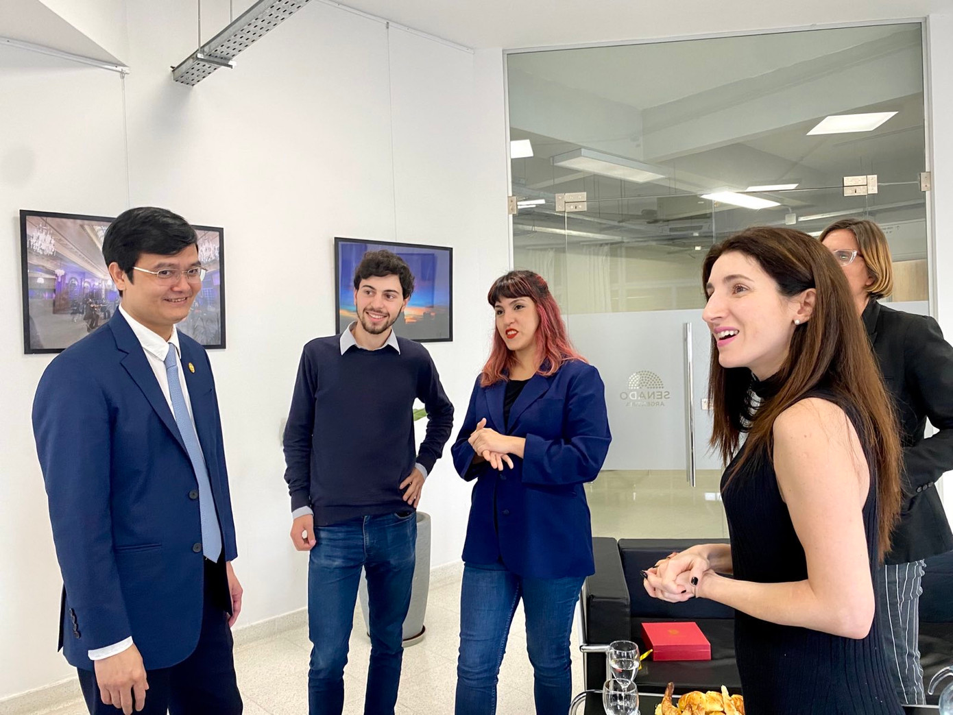 Đoàn đại biểu T.Ư Đoàn TNCS Hồ Chí Minh và tổ chức thanh niên La Campora trao đổi những món quà tinh thần có ý nghĩa. Đoàn đại biểu T.Ư Đoàn TNCS Hồ Chí Minh và tổ chức thanh niên La Campora trao đổi những món quà tinh thần có ý nghĩa.