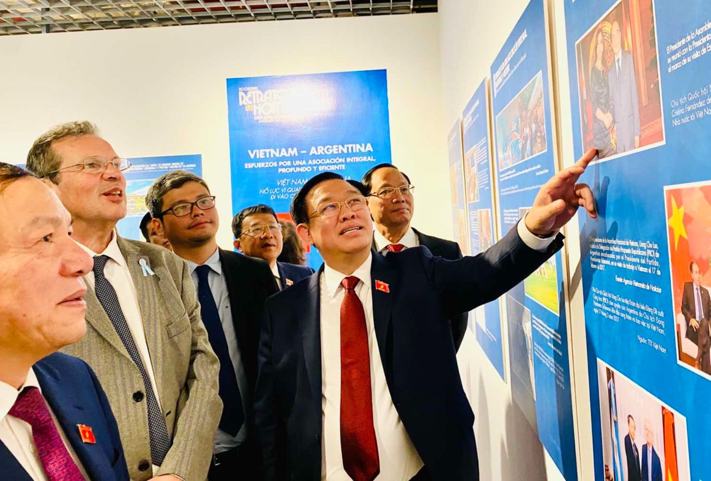 Chủ tịch Quốc hội Vương Đình Huệ trực tiếp hướng dẫn các quan khách Argentina xem triển lãm.