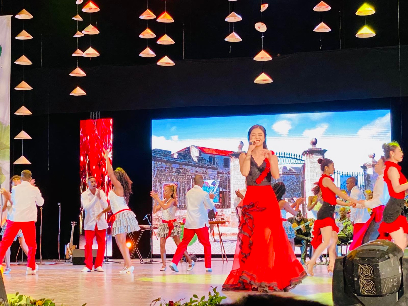 Các nghệ sĩ Cuba biểu diễn rất sôi động và sặc sỡ.