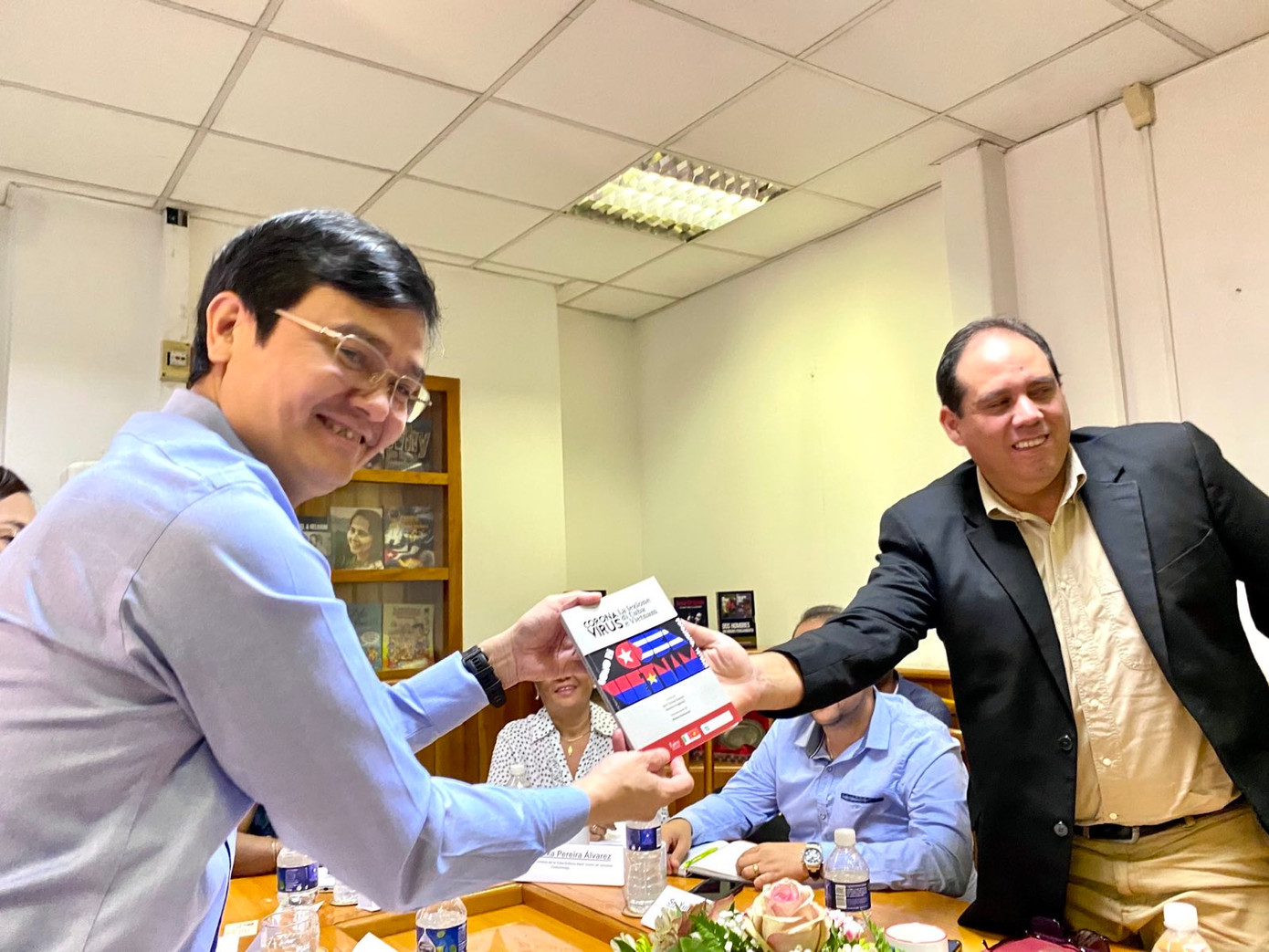 Ông Adonis Subit Lami – Tổng biên tập Nhà xuất bản Mùng Một Tháng Tư, tặng Bí thư thứ nhất T.Ư Đoàn TNCS Hồ Chí Minh cuốn sách "COVID-19 - Bài học từ Cuba và Việt Nam" do Nhà xuất bản Mùng Một Tháng Tư xuất bản. Ông Adonis Subit Lami – Tổng biên tập Nhà xuất bản Mùng Một Tháng Tư, tặng Bí thư thứ nhất T.Ư Đoàn TNCS Hồ Chí Minh cuốn sách "COVID-19 - Bài học từ Cuba và Việt Nam" do Nhà xuất bản Mùng Một Tháng Tư xuất bản.