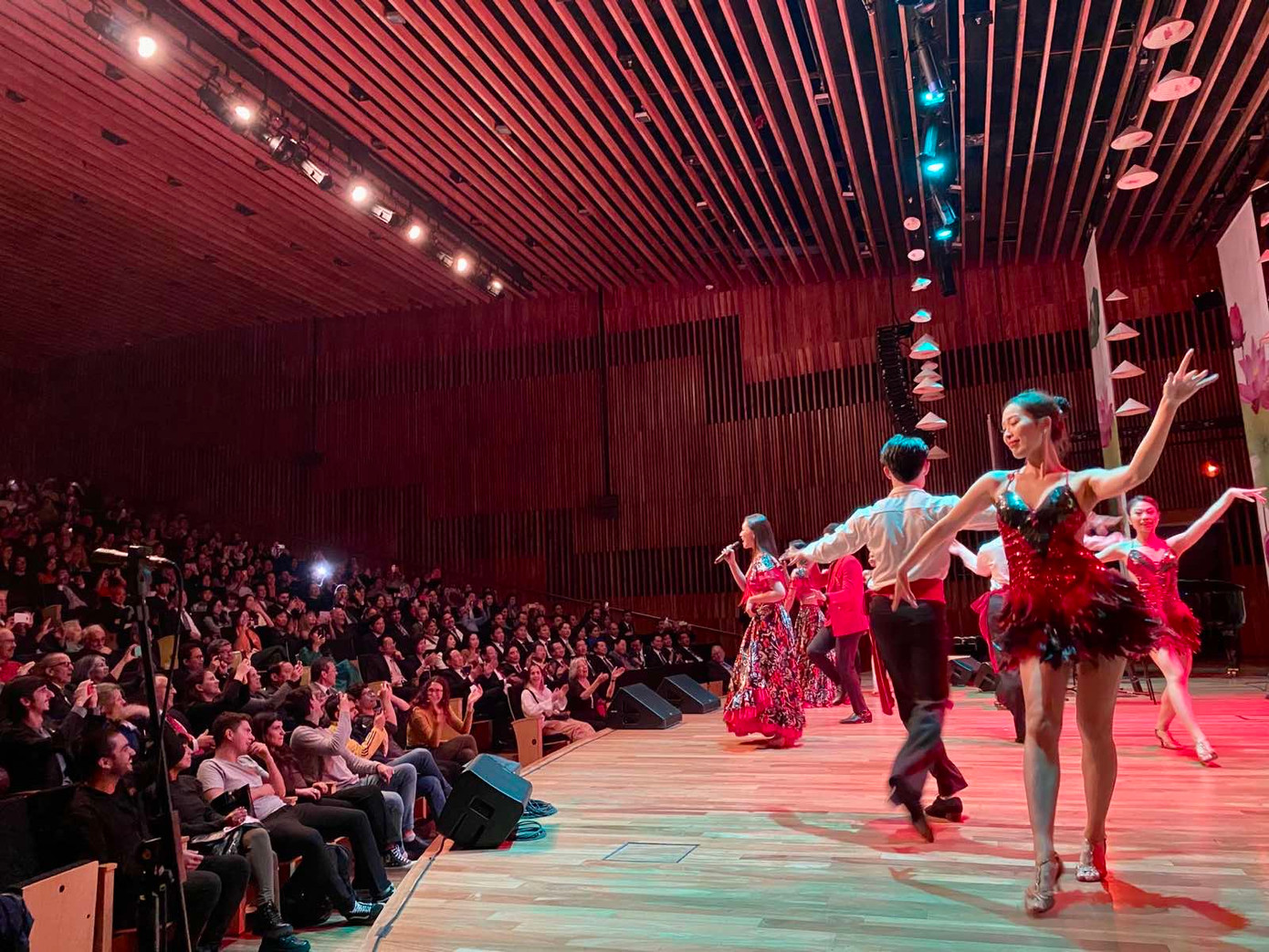 Và trở nên cuồng nhiệt khi các nghệ sĩ Việt Nam trình diễn một bài hát cùng điệu vũ Argentina.