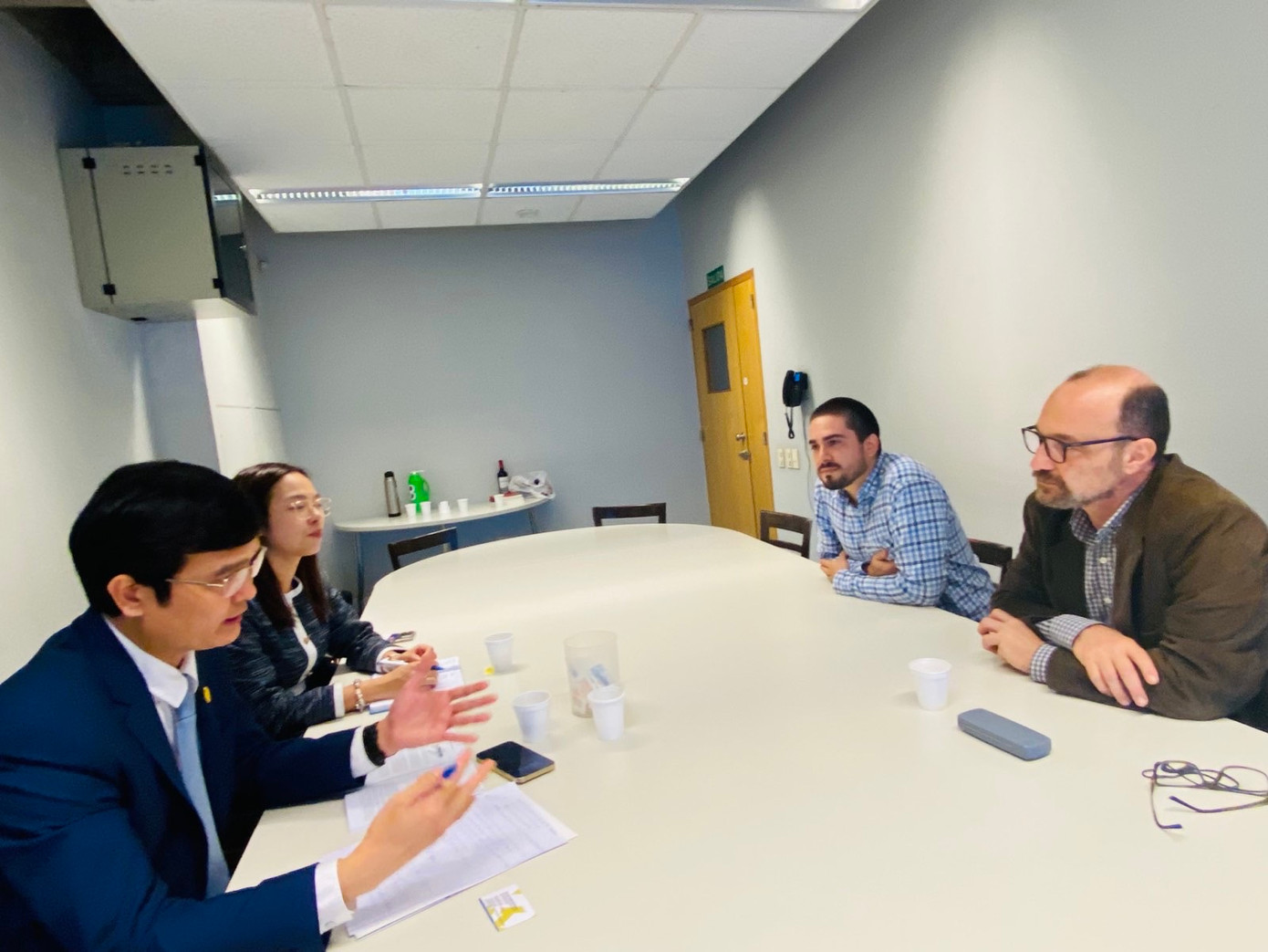 Bí thư thứ nhất T.Ư Đoàn TNCS Hồ Chí Minh Bùi Quang Huy trao đổi với Bí thư thứ nhất T.Ư Đoàn TNCS Argentina Mauro Haddad và đại diện lãnh đạo T.Ư Đảng Cộng sản Argentina. Bí thư thứ nhất T.Ư Đoàn TNCS Hồ Chí Minh Bùi Quang Huy trao đổi với Bí thư thứ nhất T.Ư Đoàn TNCS Argentina Mauro Haddad và đại diện lãnh đạo T.Ư Đảng Cộng sản Argentina.