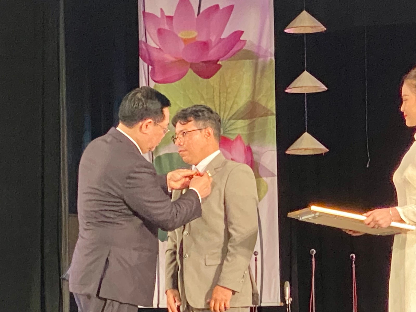 Chủ tịch Quốc hội Vương Đình Huệ trao Huân chương Hữu nghị tặng Viện Cuba Hữu nghị với các dân tộc và hai cá nhân có thành tích xuất sắc của Viện Cuba Hữu nghị với các dân tộc và Hội hữu nghị Cuba-Việt Nam.