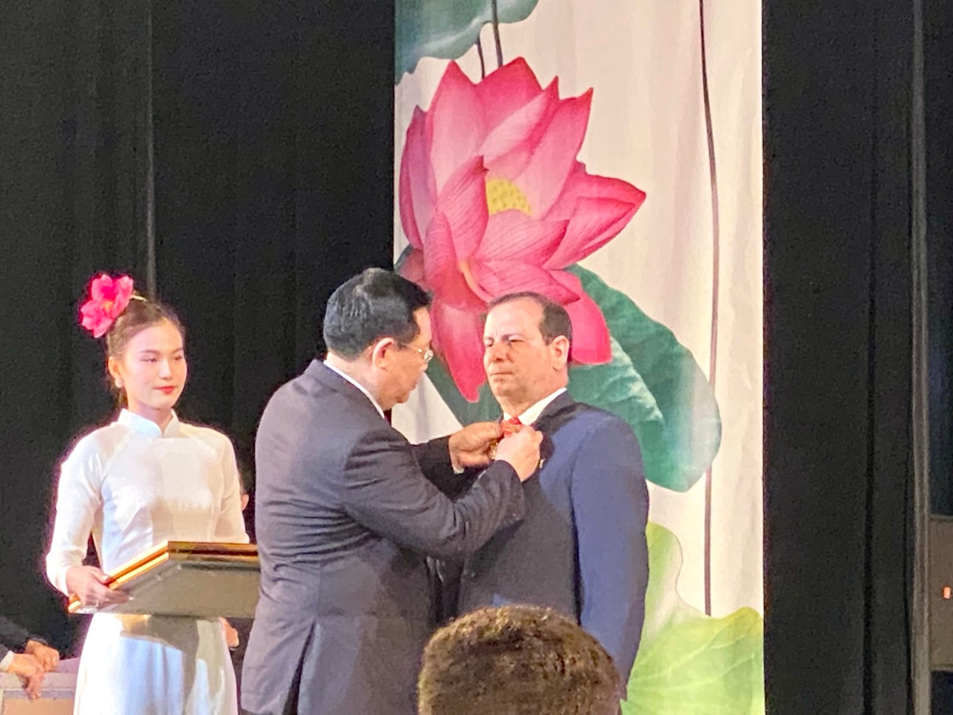 Chủ tịch Quốc hội Vương Đình Huệ trao Huân chương Hữu nghị tặng Viện Cuba Hữu nghị với các dân tộc và hai cá nhân có thành tích xuất sắc của Viện Cuba Hữu nghị với các dân tộc và Hội hữu nghị Cuba-Việt Nam.