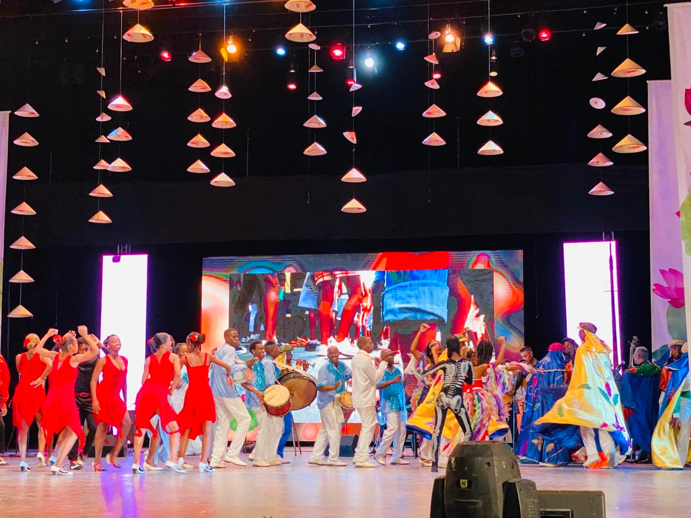 Các nghệ sĩ Cuba biểu diễn rất sôi động và sặc sỡ.