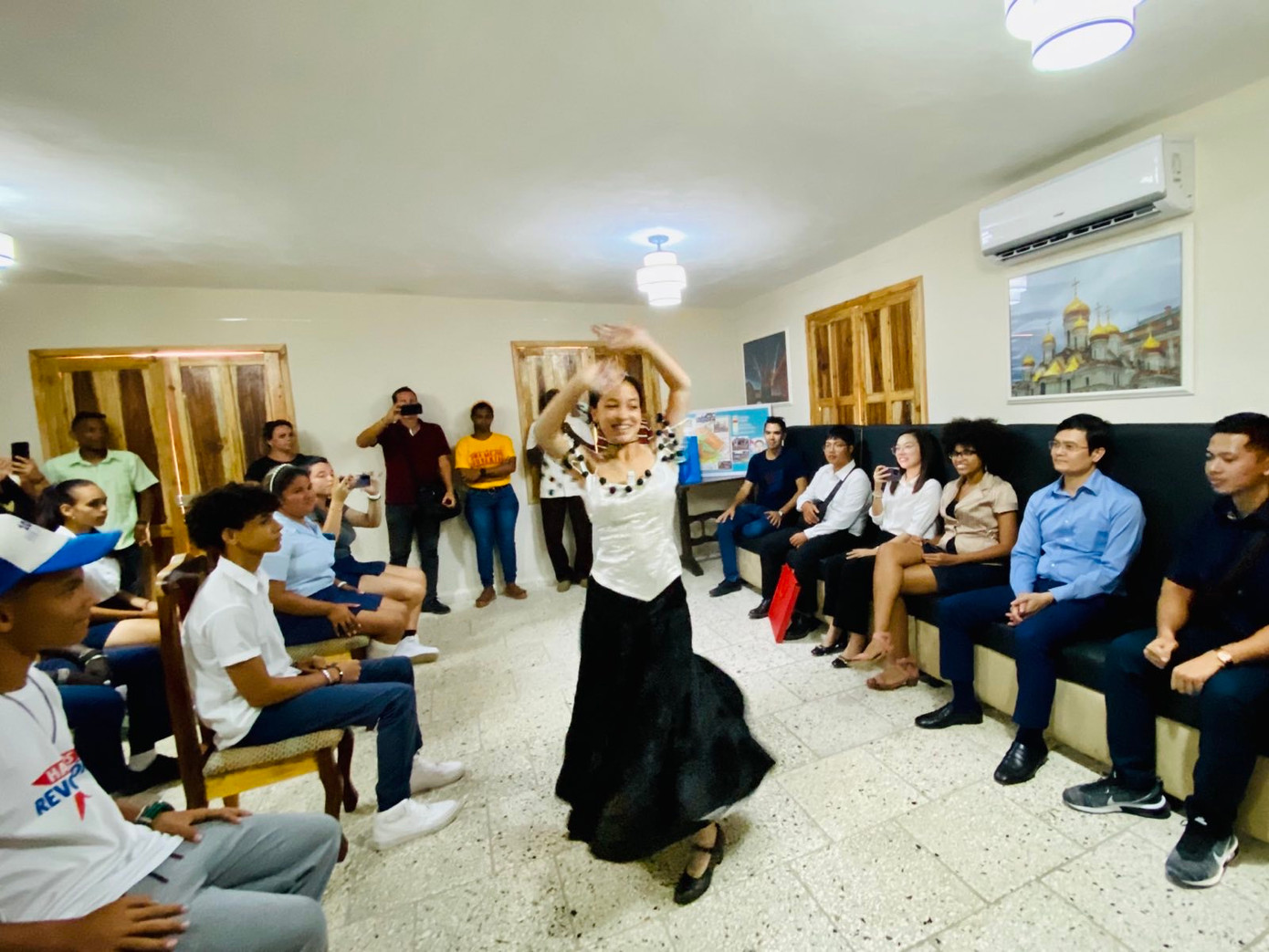 Các bạn trẻ Cuba nhiệt tình tham gia buổi giao lưu với những câu hỏi hay và nhiều tiết mục văn nghệ đặc sắc. Các bạn trẻ Cuba nhiệt tình tham gia buổi giao lưu với những câu hỏi hay và nhiều tiết mục văn nghệ đặc sắc.