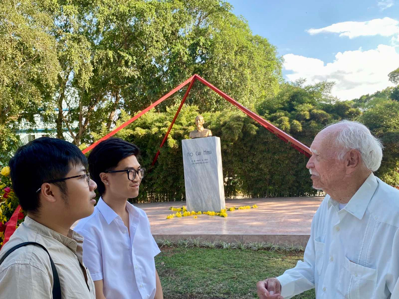 Kiến trúc sư Yoel Diaz Gutieres - tác giả tượng đài Chủ tịch Hồ Chí Minh, kể cho hai sinh viên Việt Nam câu chuyện thiết kế và dựng tượng Bác Hồ trên Công viên Hoà Bình, nay là Công viên Hồ Chí Minh.