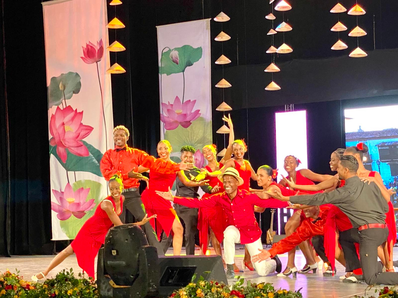 Các nghệ sĩ Cuba biểu diễn rất sôi động và sặc sỡ.