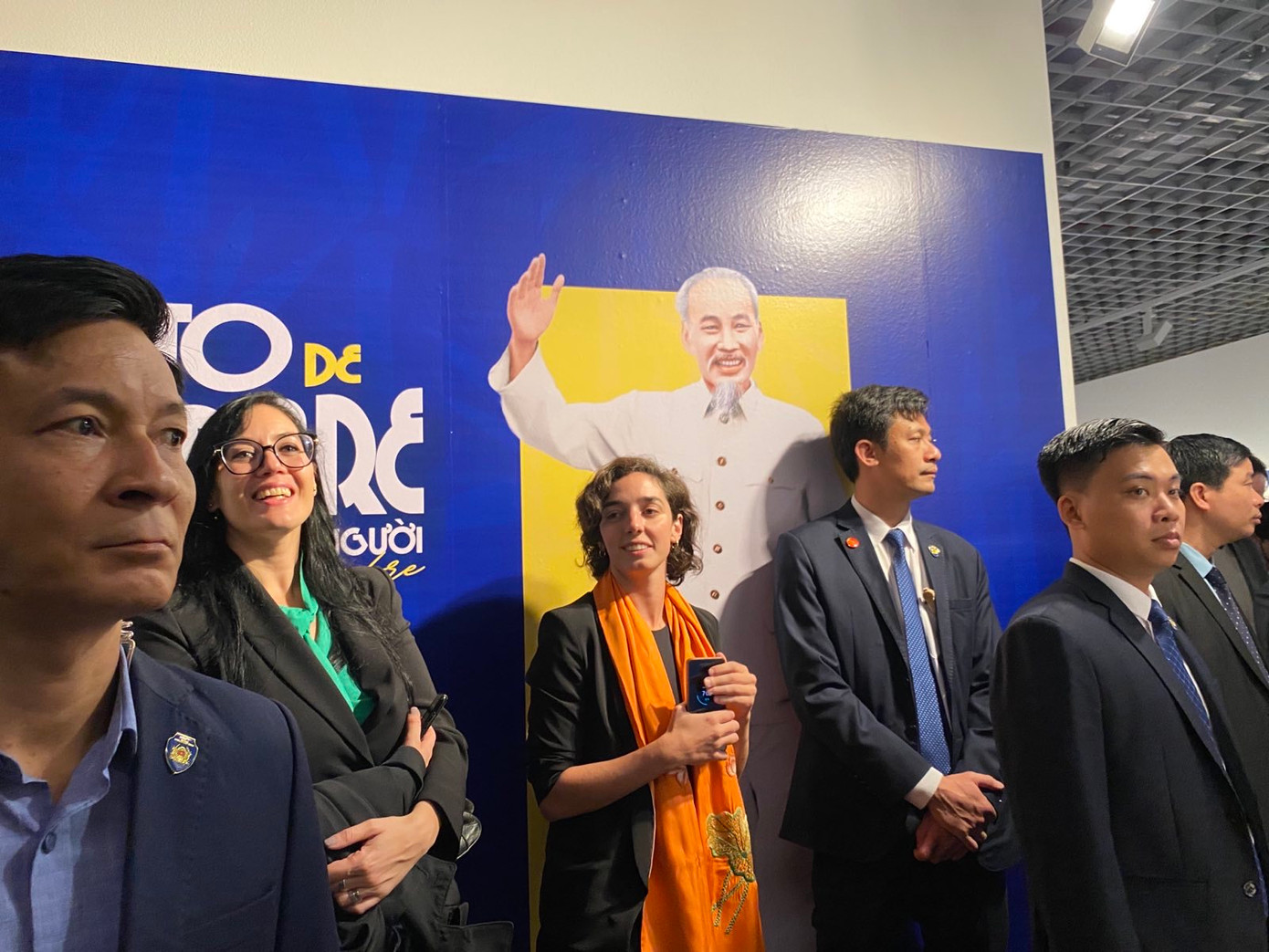 Chủ tịch Quốc hội Vương Đình Huệ trực tiếp hướng dẫn các quan khách Argentina xem triển lãm.