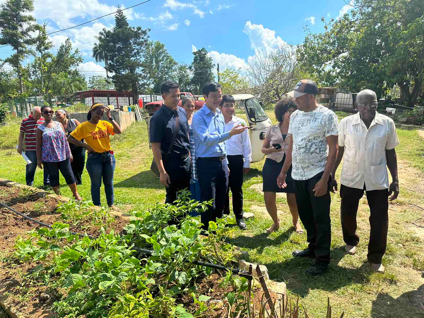 Đoàn công tác của T.Ư Đoàn thăm cộng đồng Fraga thuộc Khu đô thị La Lisa, La Habana. Đoàn công tác của T.Ư Đoàn thăm cộng đồng Fraga thuộc Khu đô thị La Lisa, La Habana.