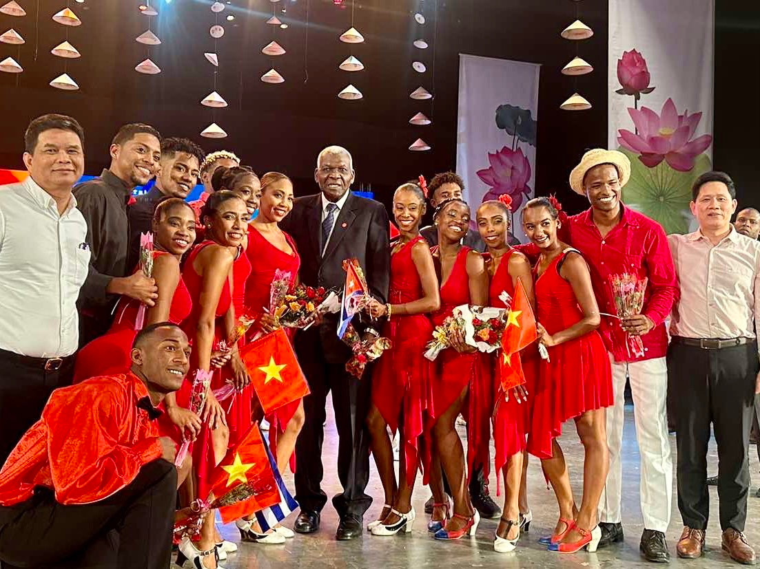 Chủ tịch Quốc hội chính quyền Nhân dân Cuba, Chủ tịch Hội đồng Nhà nước Cuba Esteban Lazo Hernández chúc mừng và cảm ơn các nghệ sĩ.