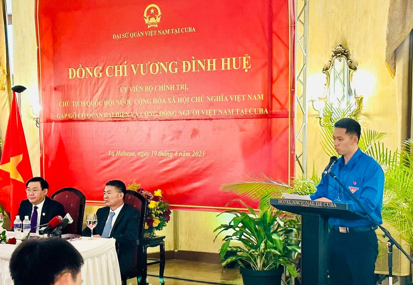 Lê Đức Thắng báo cáo trước Chủ tịch Quốc hội Vương Đình Huệ và đoàn đại biểu cấp cao Quốc hội Việt Nam và đông đảo cử tọa. (Ảnh: Lê Xuân Sơn)