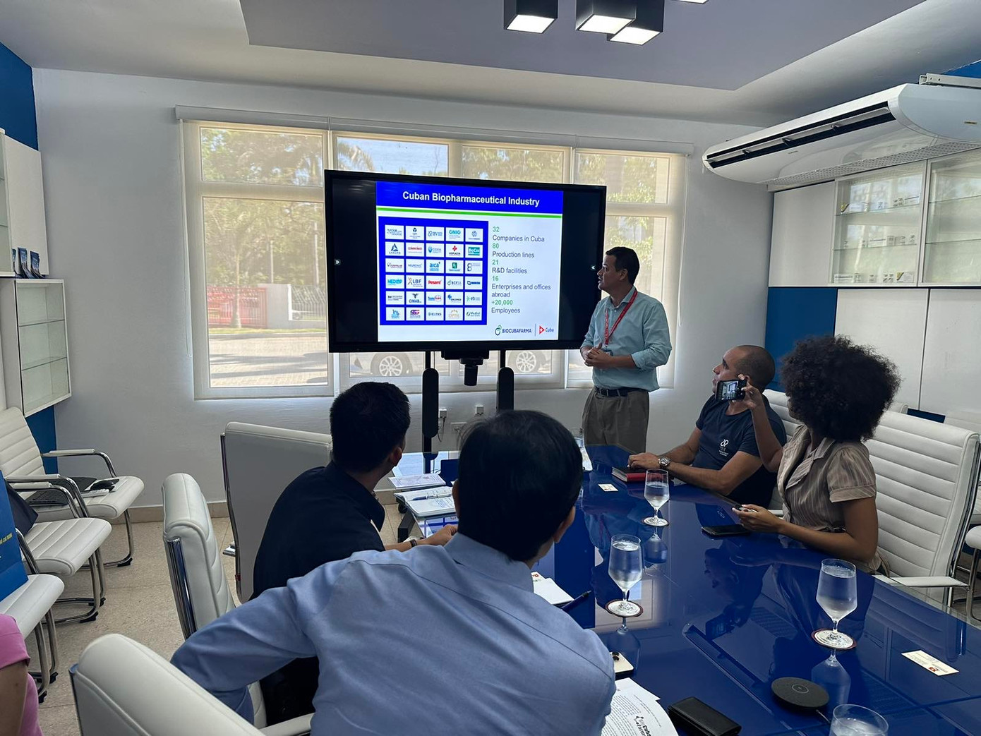 Đại diện Viện Nghiên cứu Finlay, Trung tâm Nghiên cứu sinh học và dược phẩm Cuba CIGB giới thiệu với Đoàn công tác của T.Ư Đoàn TNCS Hồ Chí Minh mô hình hoạt động và những thành tựu của trung tâm. Đại diện Viện Nghiên cứu Finlay, Trung tâm Nghiên cứu sinh học và dược phẩm Cuba CIGB giới thiệu với Đoàn công tác của T.Ư Đoàn TNCS Hồ Chí Minh mô hình hoạt động và những thành tựu của trung tâm.