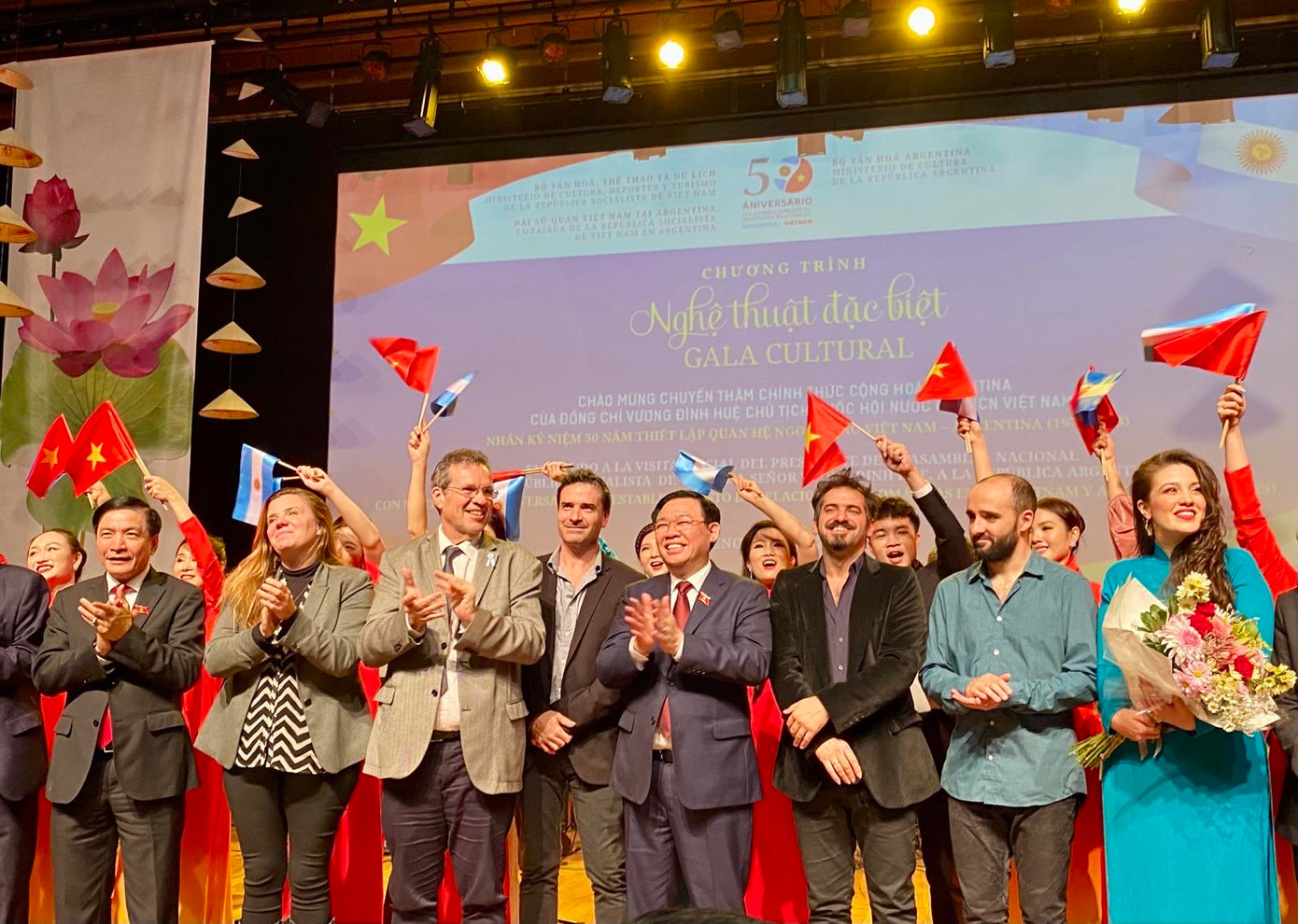 Chủ tịch Quốc hội Vương Đình Huệ chúc mừng, chung vui với các nghệ sĩ và cám ơn khán giả.