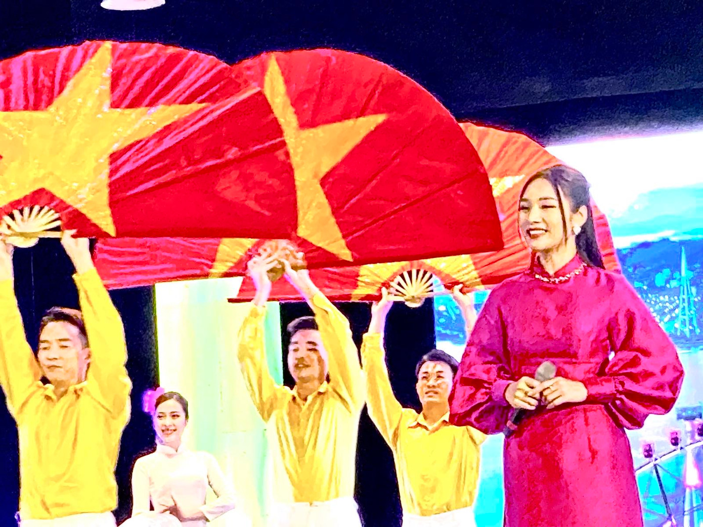 Bài hát “Hello, Việt Nam” mở đầu cho một chương trình nhiều cảm xúc trong đó có những tiết mục được nghệ sĩ hai nước biểu diễn chung.