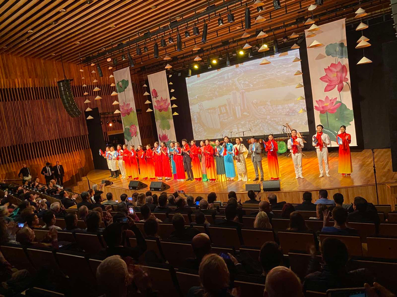 Đêm diễn thành công rực rỡ.