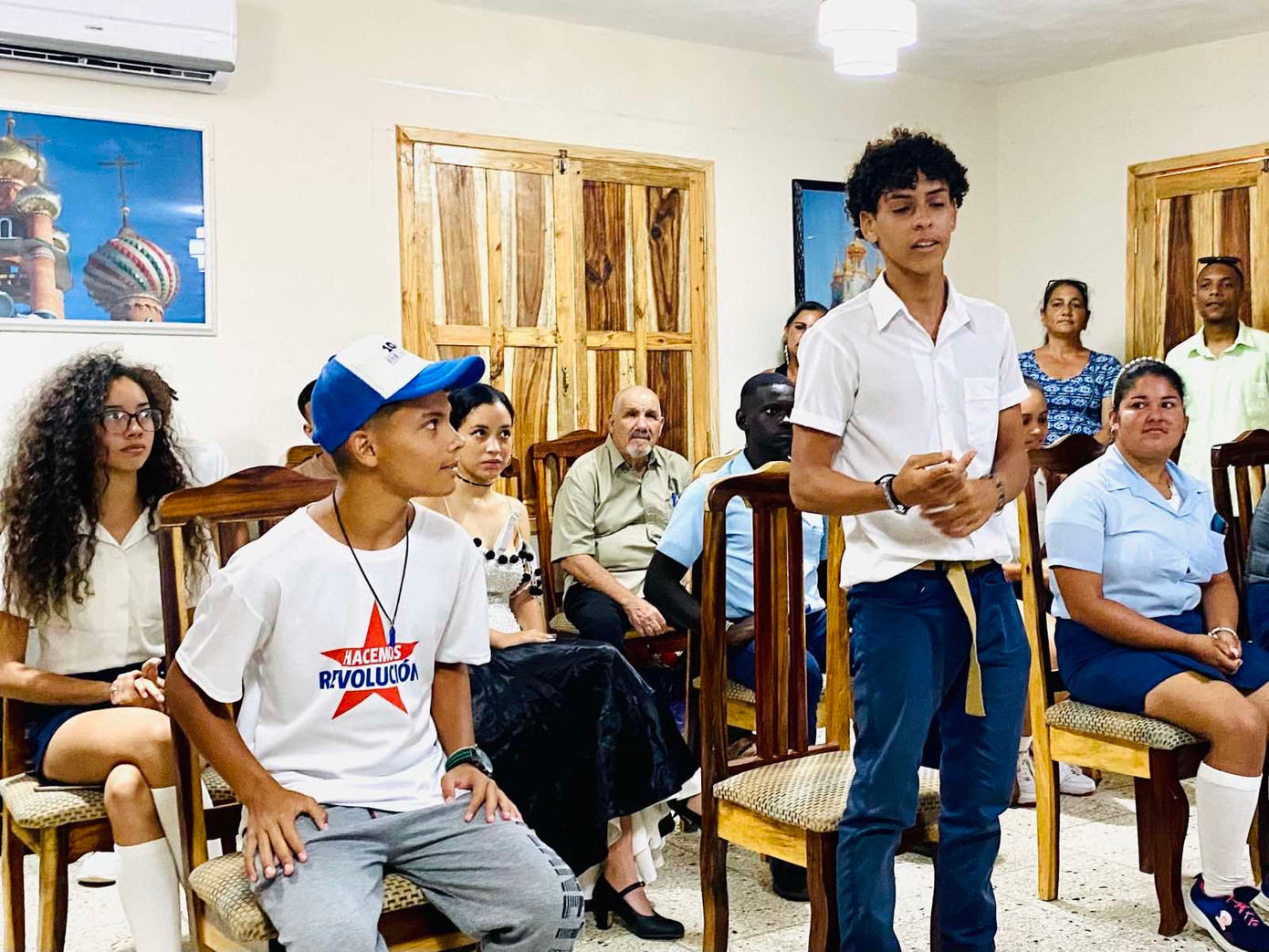 Các bạn trẻ Cuba nhiệt tình tham gia buổi giao lưu với những câu hỏi hay và nhiều tiết mục văn nghệ đặc sắc. Các bạn trẻ Cuba nhiệt tình tham gia buổi giao lưu với những câu hỏi hay và nhiều tiết mục văn nghệ đặc sắc.