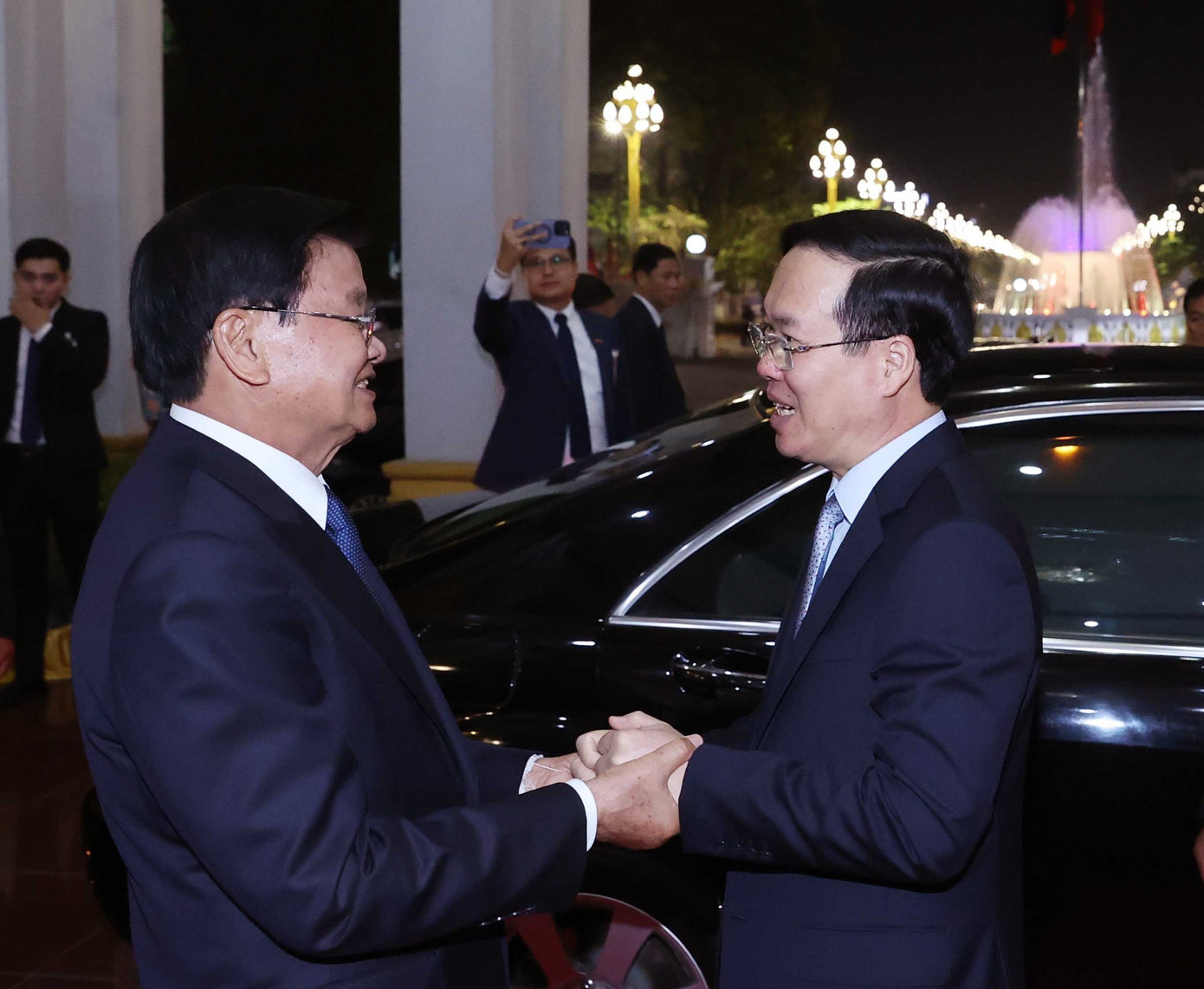 Tổng Bí thư, Chủ tịch nước Lào Thongloun Sisoulith tiễn Chủ tịch nước Võ Văn Thưởng sau tiệc chiêu đãi. (Ảnh: TTXVN)