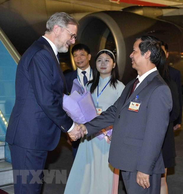 Bộ trưởng Bộ Giáo dục và Đào tạo Nguyễn Kim Sơn đón Thủ tướng Séc Petr Fiala tại Sân bay Quốc tế Nội Bài. (Ảnh: Minh Đức/TTXVN)