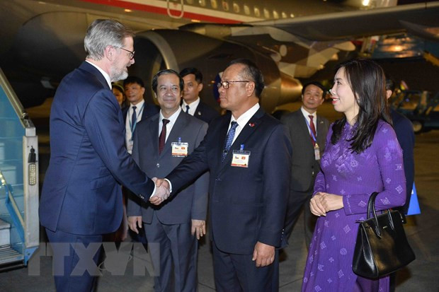 Lễ đón Thủ tướng Séc Petr Fiala tại Sân bay Quốc tế Nội Bài. (Ảnh: Minh Đức/TTXVN)