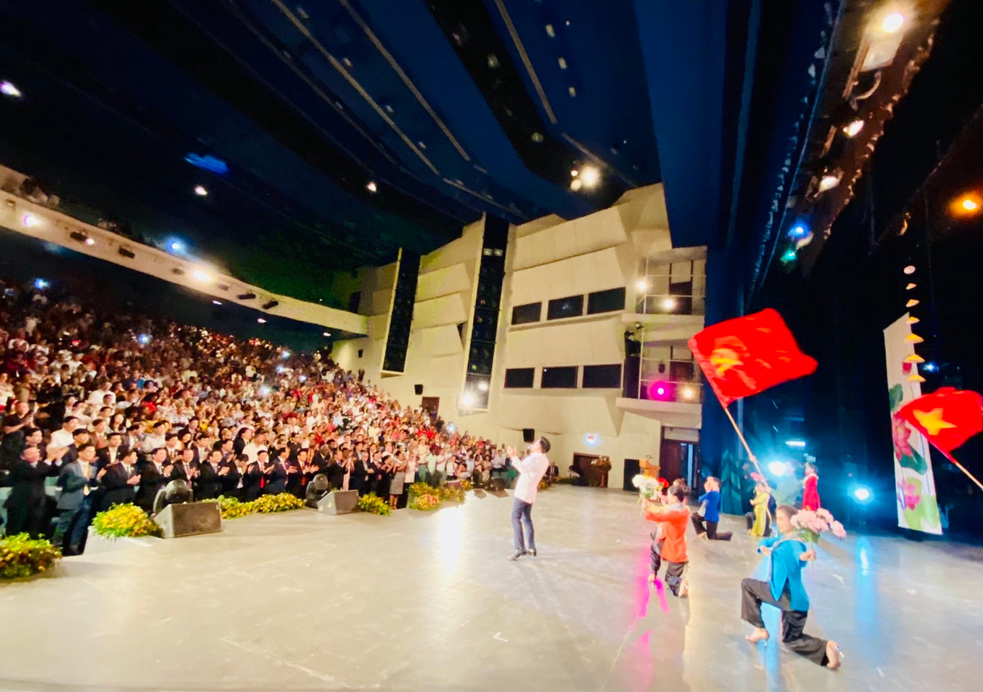 Bài hát "Đất nước trọn niềm vui” do ca sĩ Vũ Thắng Lợi trình bày tạo được cao trào khiến tất cả các vị lãnh đạo và khán giả đứng dậy vỗ tay theo nhịp.