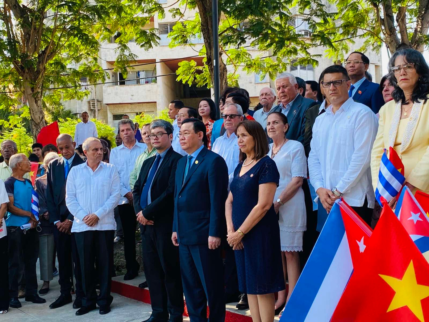 Các đại biểu nghiêm trang nghe quyết định của quận Reparto Nuevo Vedado (nơi có Công viên Hoà Bình) đổi tên công viên, và phát biểu của ông Reinaldo Garrcia Zapata - Thống đốc La Habana.