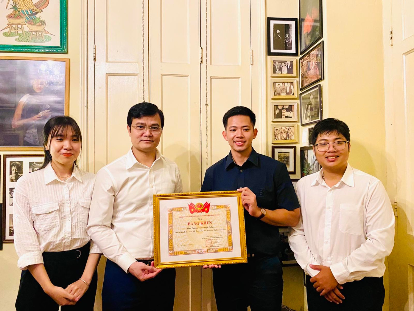 Bí thư thứ nhất T.Ư Đoàn Bùi Quang Huy trao Bằng khen của Ban chấp hành T.Ư Đoàn TNCS Hồ Chí Minh tặng Ban Cán sự Đoàn TNCS Hồ Chí Minh tại Cuba. Bí thư thứ nhất T.Ư Đoàn Bùi Quang Huy trao Bằng khen của Ban chấp hành T.Ư Đoàn TNCS Hồ Chí Minh tặng Ban Cán sự Đoàn TNCS Hồ Chí Minh tại Cuba.