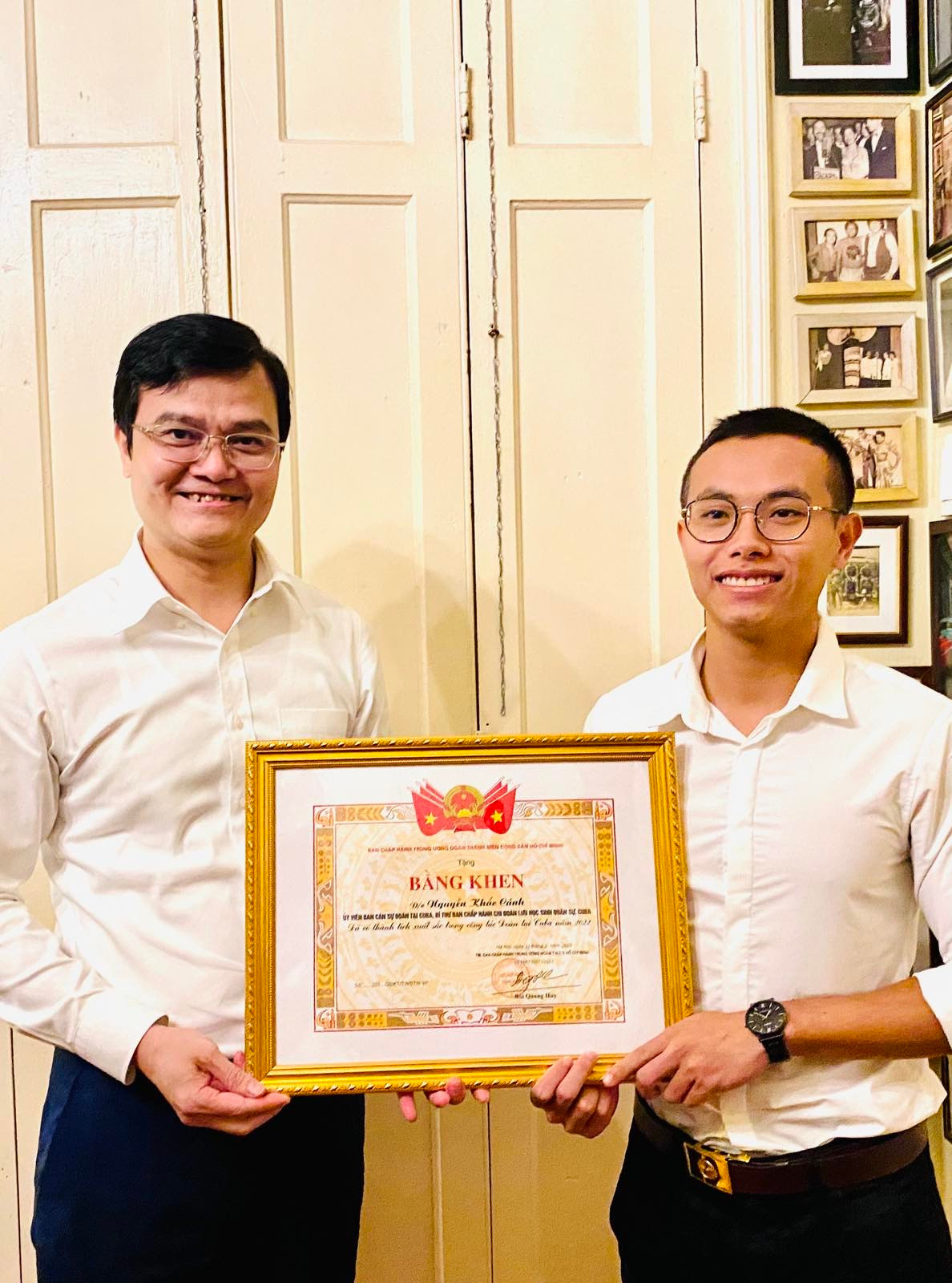 Bí thư thứ nhất T.Ư Đoàn Bùi Quang Huy trao Bằng khen của Ban chấp hành T.Ư Đoàn TNCS Hồ Chí Minh tặng sinh viên xuất sắc Nguyễn Khắc Cảnh - Ủy viên Ban Cán sự Đoàn TNCS Hồ Chí Minh tại Cuba. Bí thư thứ nhất T.Ư Đoàn Bùi Quang Huy trao Bằng khen của Ban chấp hành T.Ư Đoàn TNCS Hồ Chí Minh tặng sinh viên xuất sắc Nguyễn Khắc Cảnh - Ủy viên Ban Cán sự Đoàn TNCS Hồ Chí Minh tại Cuba.