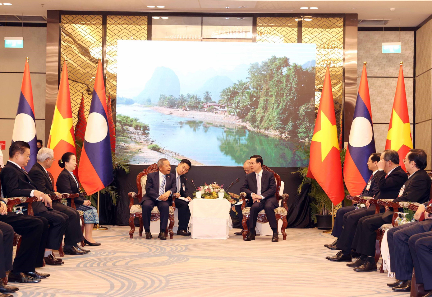 Chủ tịch nước Võ Văn Thưởng tiếp Chủ tịch Hội Hữu nghị Lào-Việt Nam Boviengkham Vongdara cùng Ban Chấp hành Hội Hữu nghị Lào-Việt Nam. (Ảnh: TTXVN)