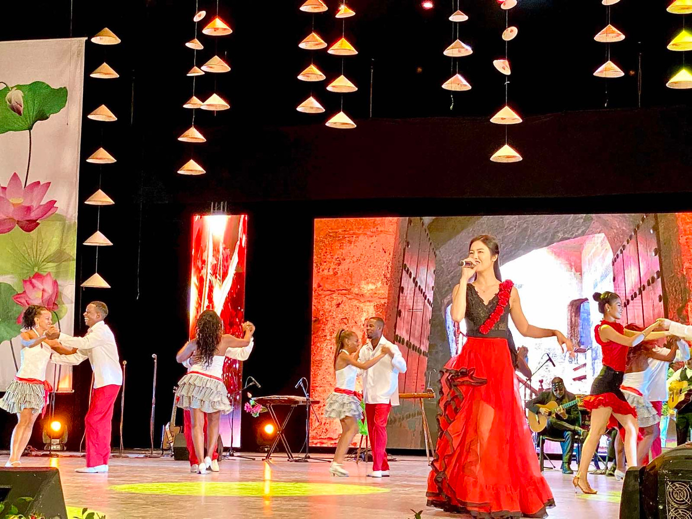 Các nghệ sĩ Cuba biểu diễn rất sôi động và sặc sỡ.