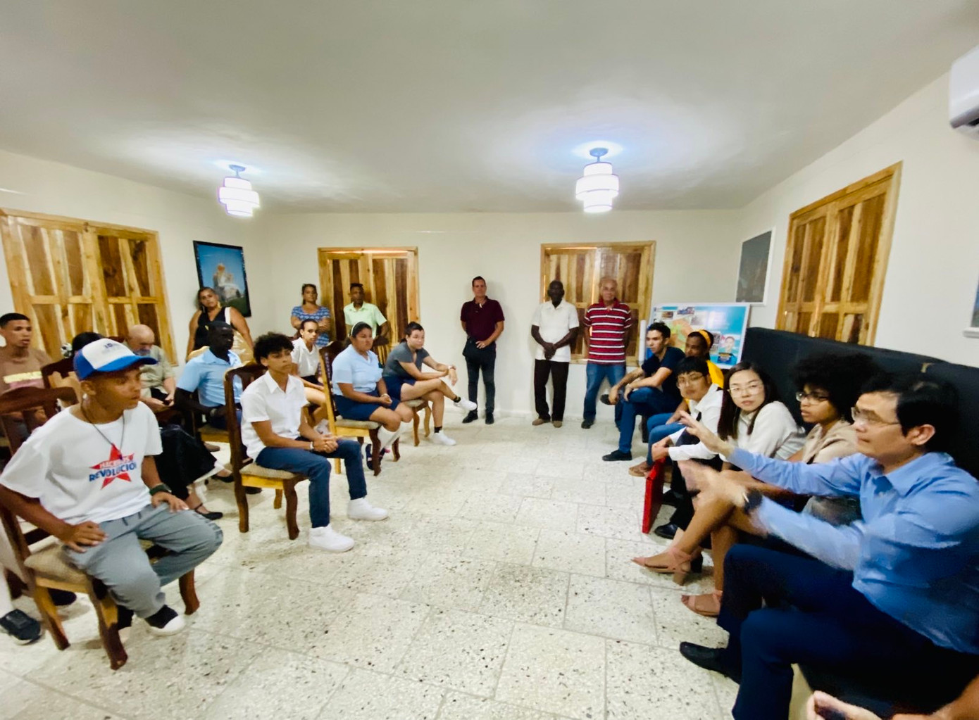 Bí thư thứ nhất T.Ư Đoàn TNCS Hồ Chí Minh Bùi Quang Huy giao lưu với người dân và đoàn viên, thanh niên, học sinh Khu dân cư Fraga. Bí thư thứ nhất T.Ư Đoàn TNCS Hồ Chí Minh Bùi Quang Huy giao lưu với người dân và đoàn viên, thanh niên, học sinh Khu dân cư Fraga.