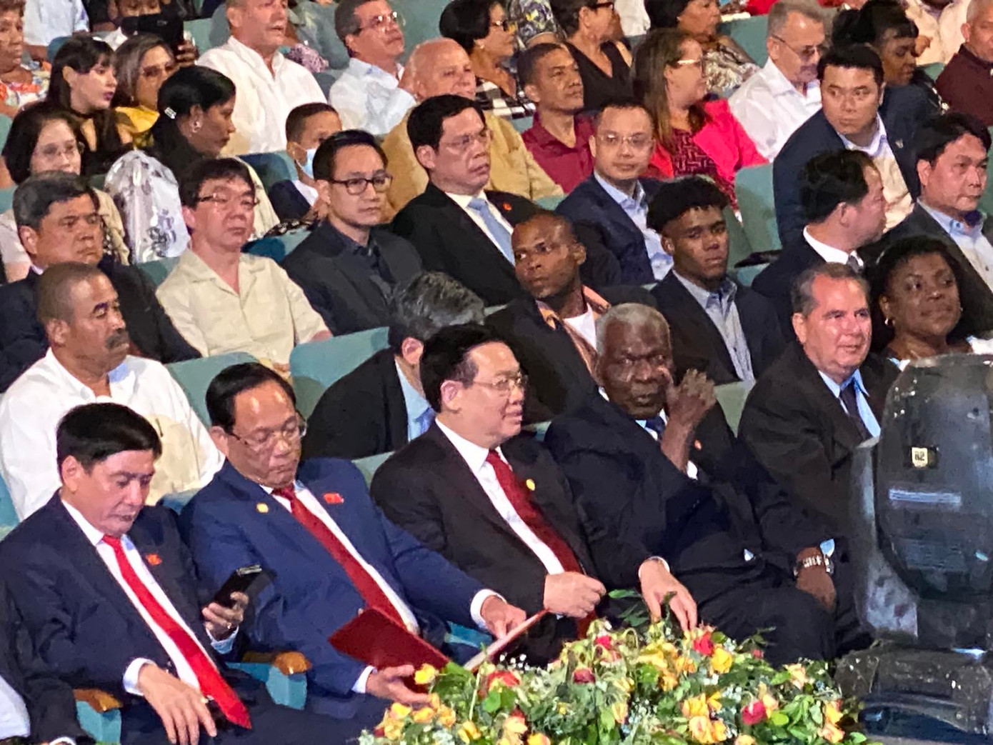 Chủ tịch Quốc hội Vương Đình Huệ và Chủ tịch Quốc hội chính quyền Nhân dân Cuba, Chủ tịch Hội đồng Nhà nước Cuba Esteban Lazo Hernández dự chương trình.