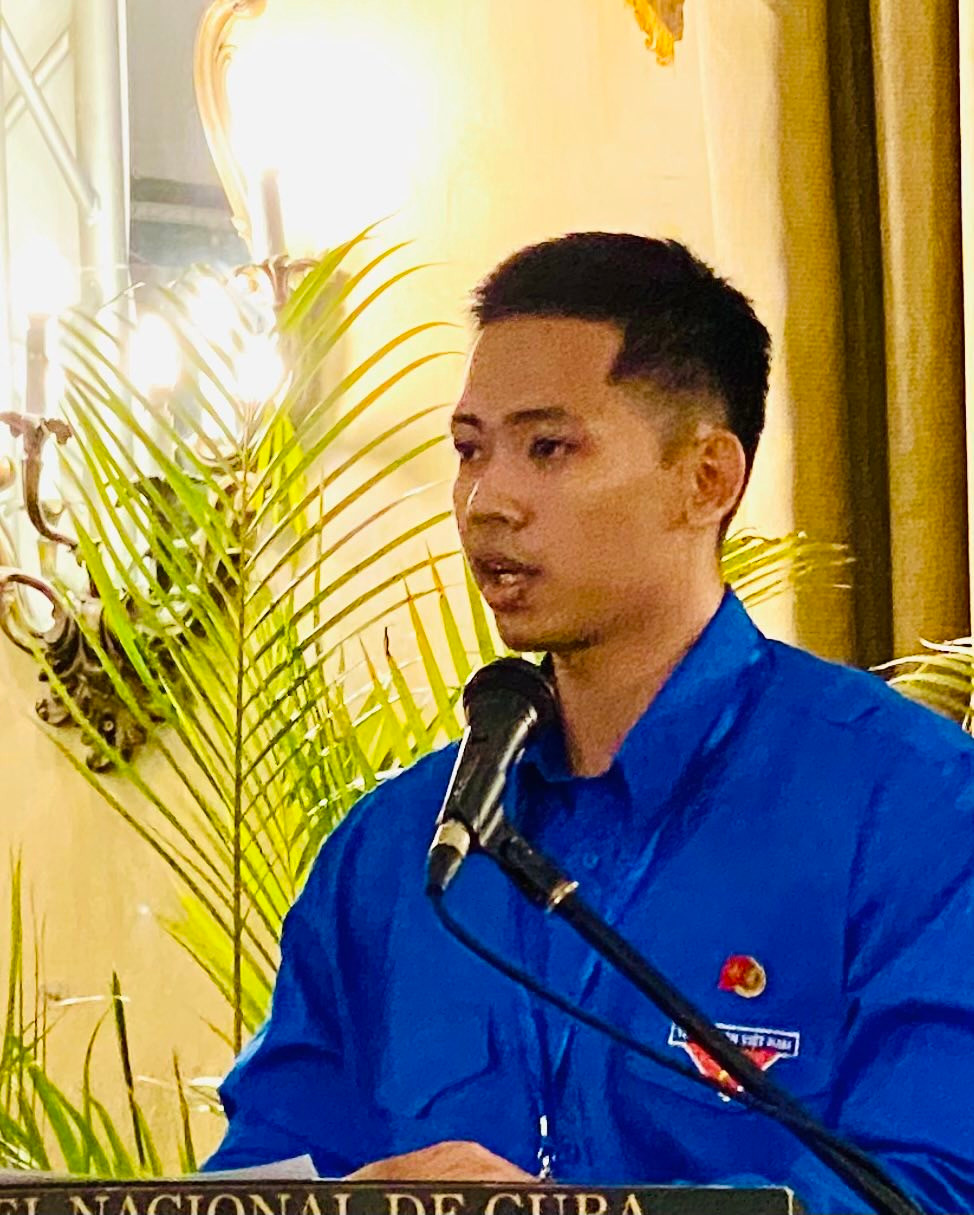 Lê Đức Thắng báo cáo trước Chủ tịch Quốc hội Vương Đình Huệ và đoàn đại biểu cấp cao Quốc hội Việt Nam và đông đảo cử tọa. (Ảnh: Lê Xuân Sơn)